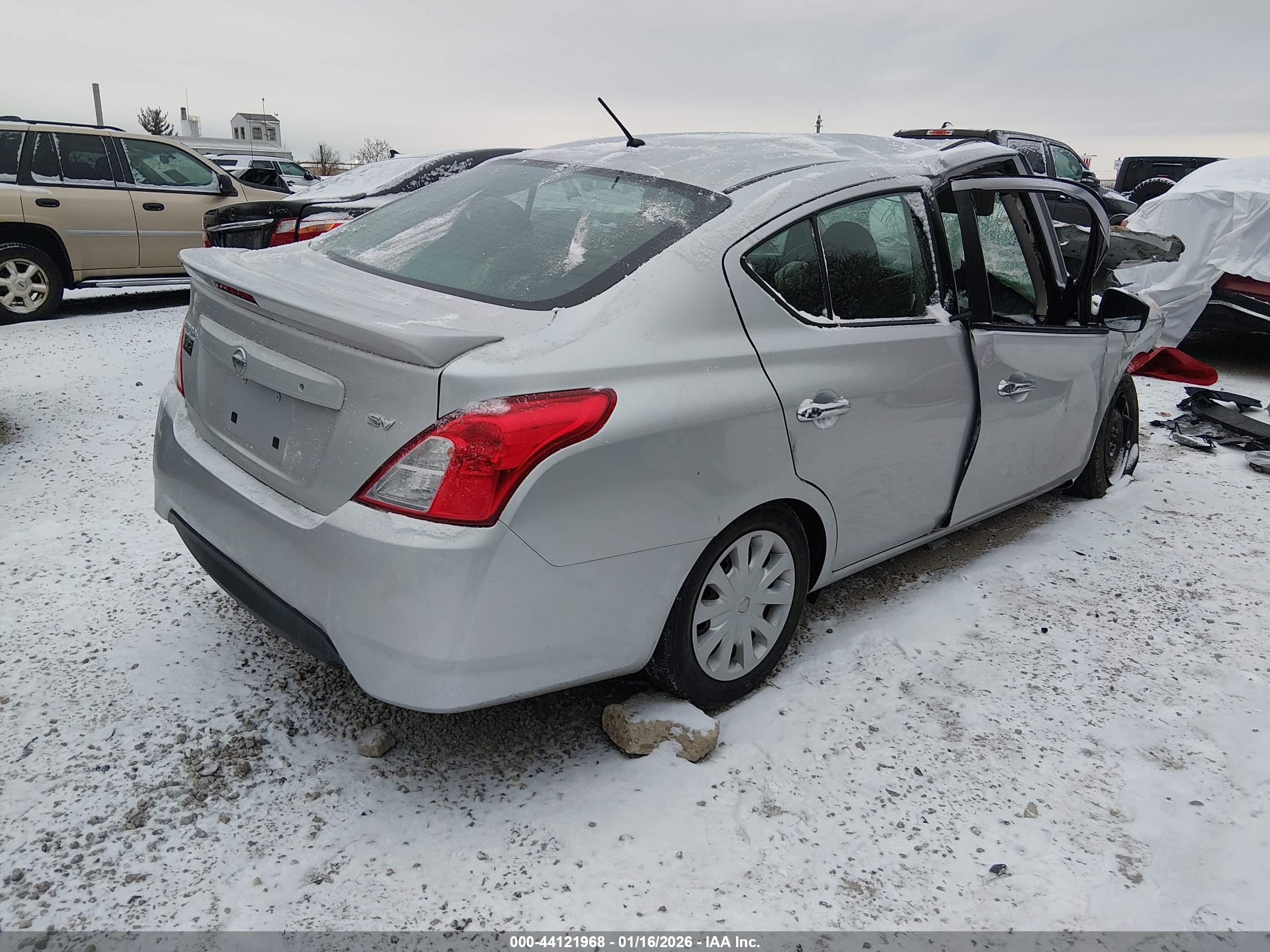 NISSAN VERSA image 4