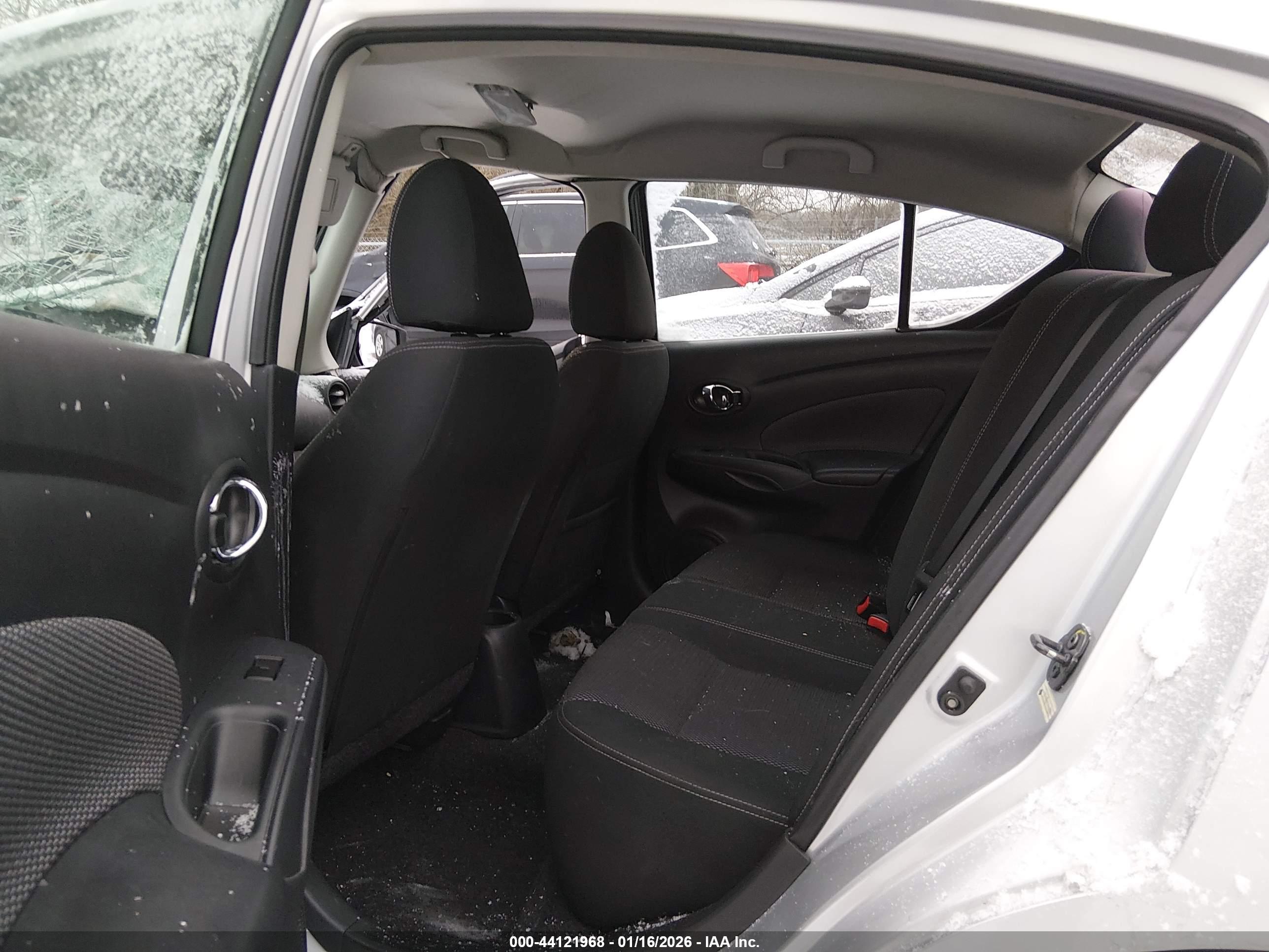 NISSAN VERSA image 8