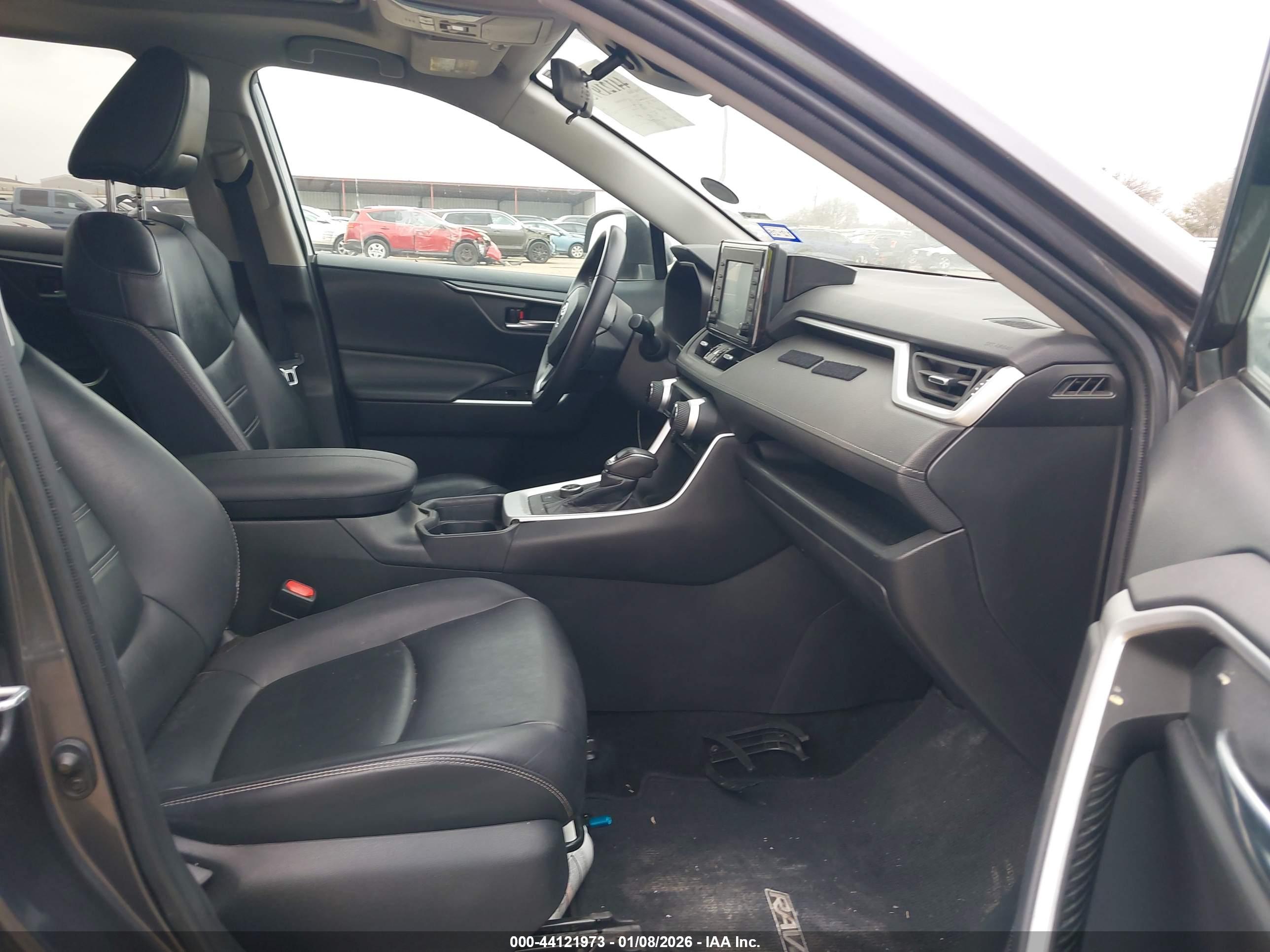 TOYOTA RAV4 image 5