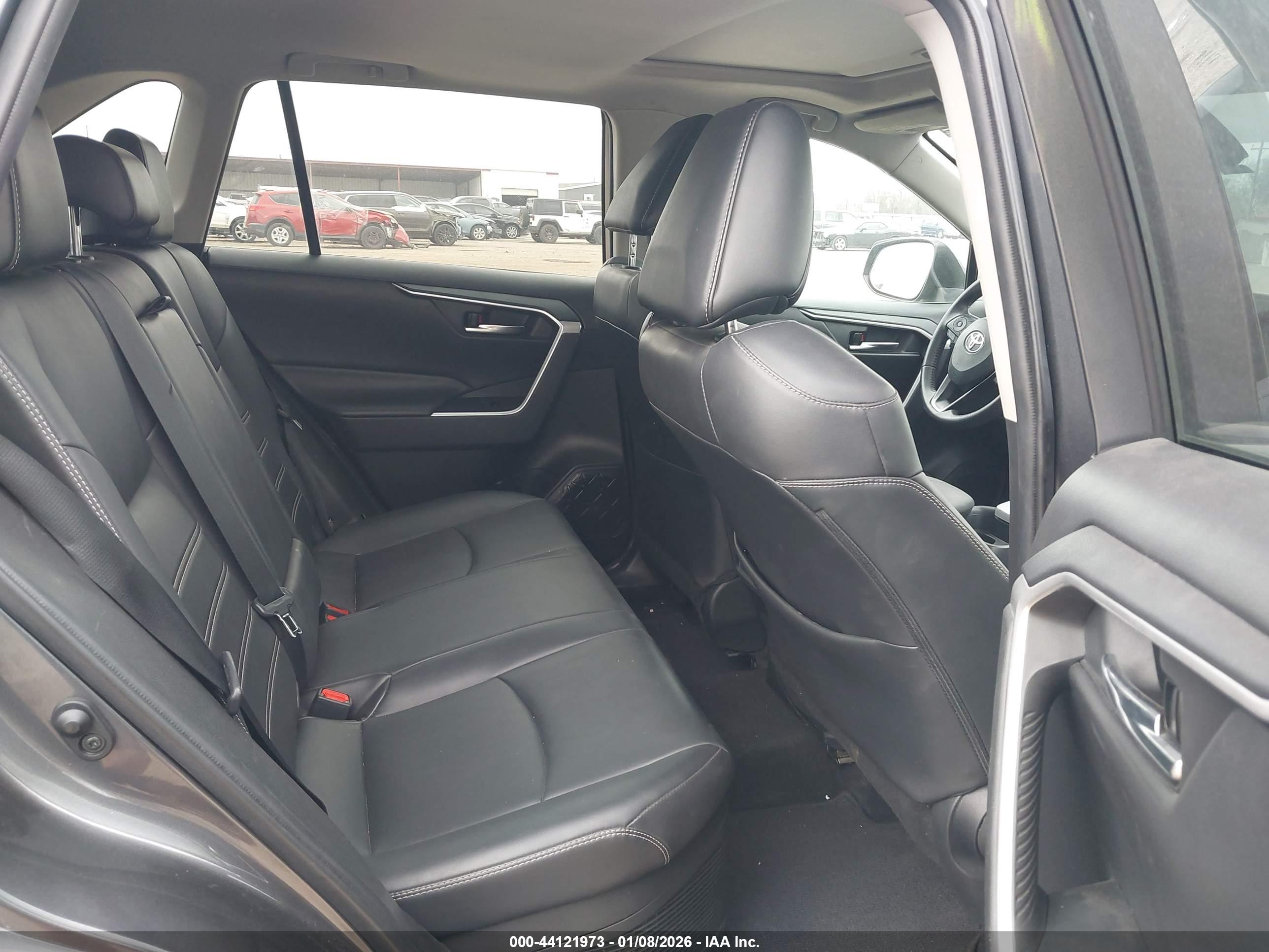 TOYOTA RAV4 image 8