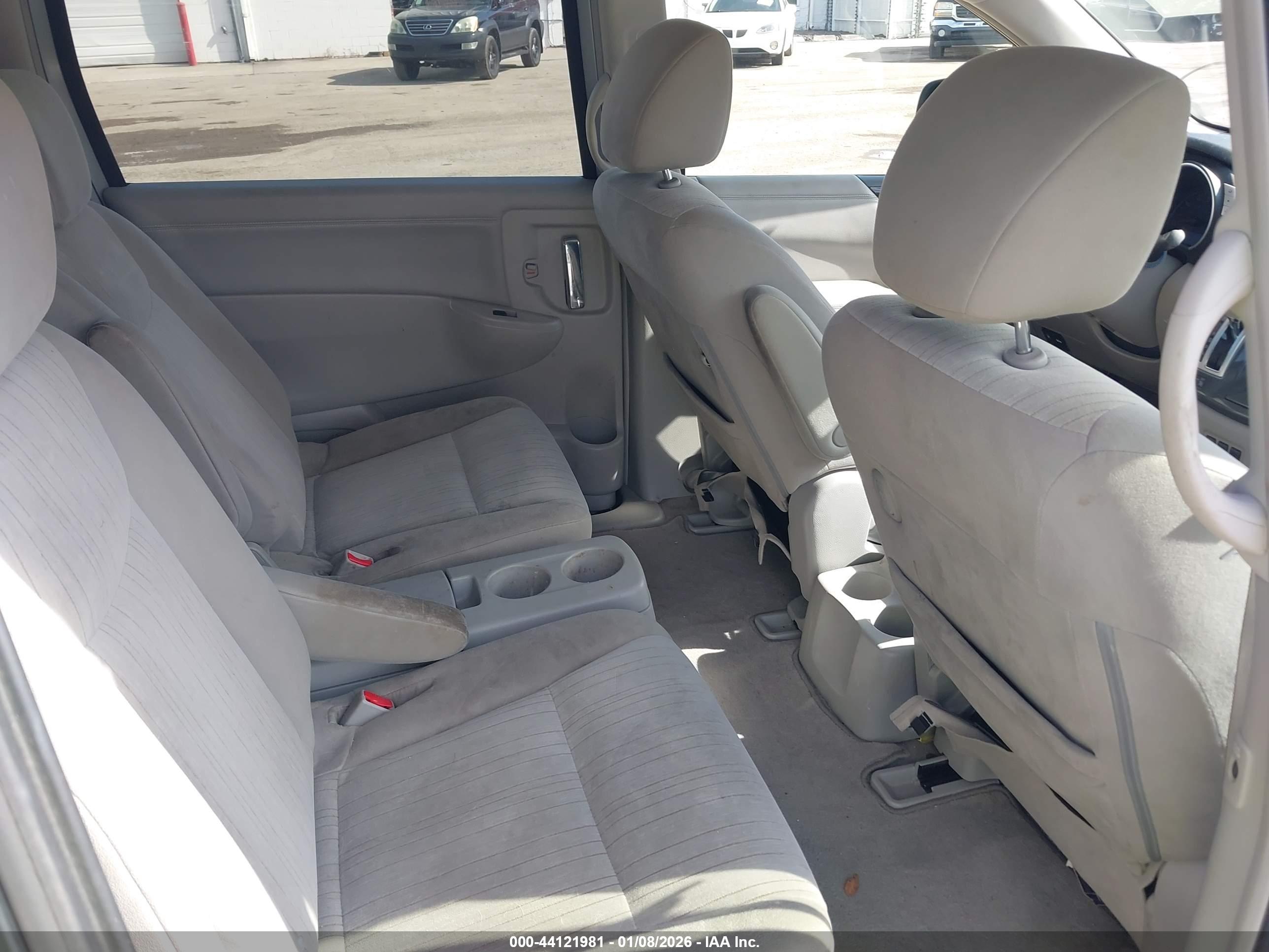 NISSAN QUEST image 8