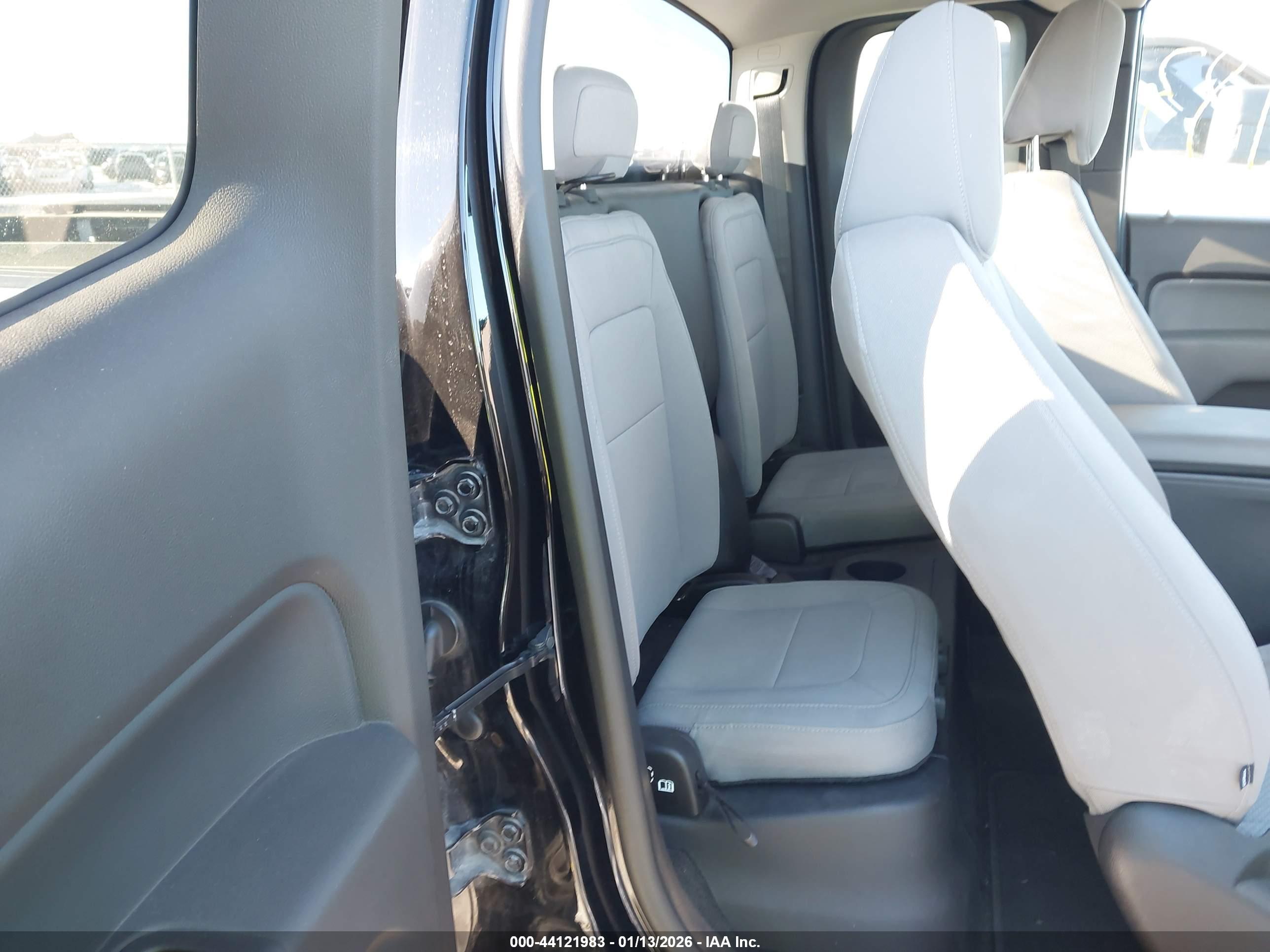 CHEVROLET COLORADO image 8