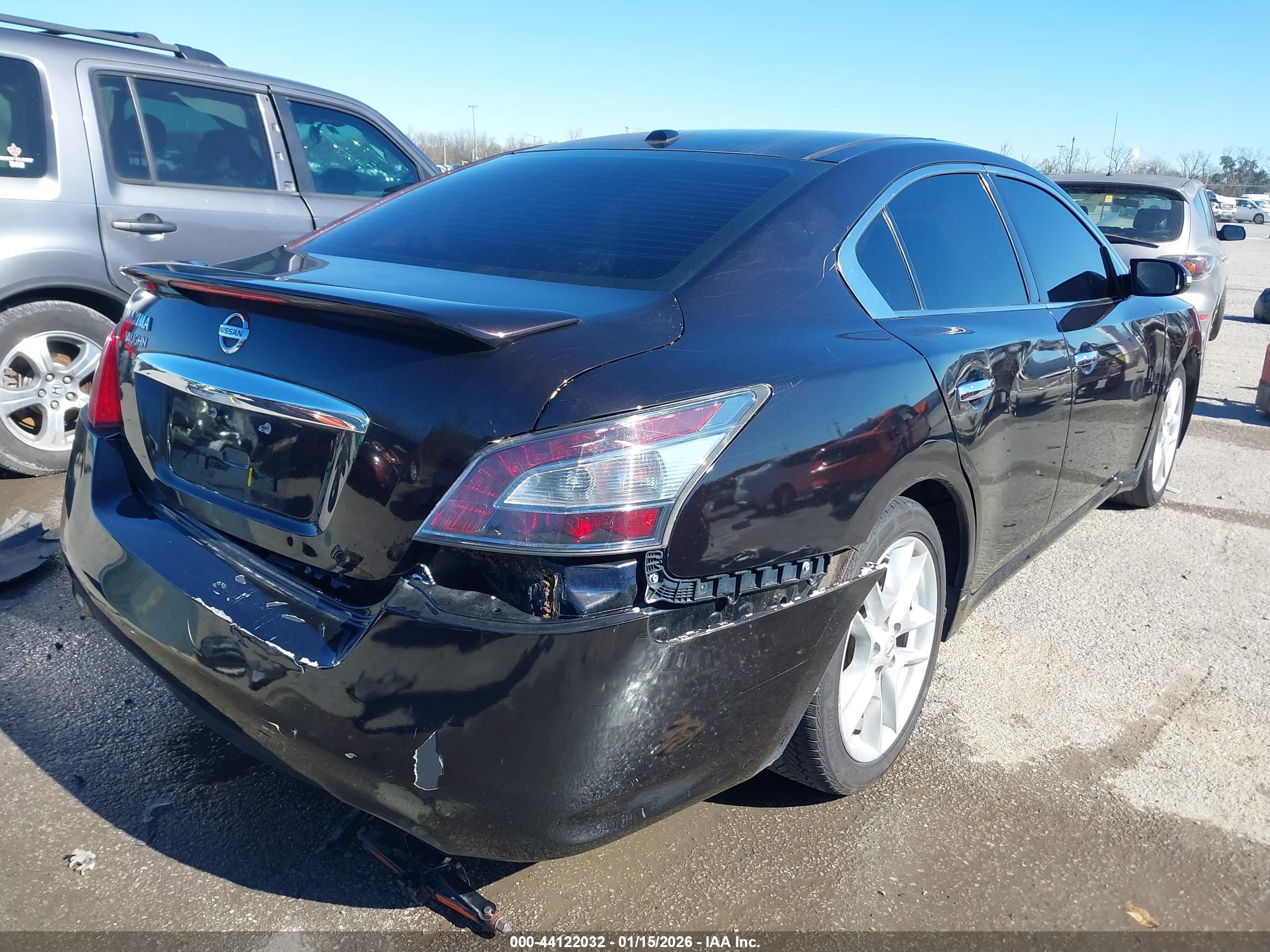 NISSAN MAXIMA image 4