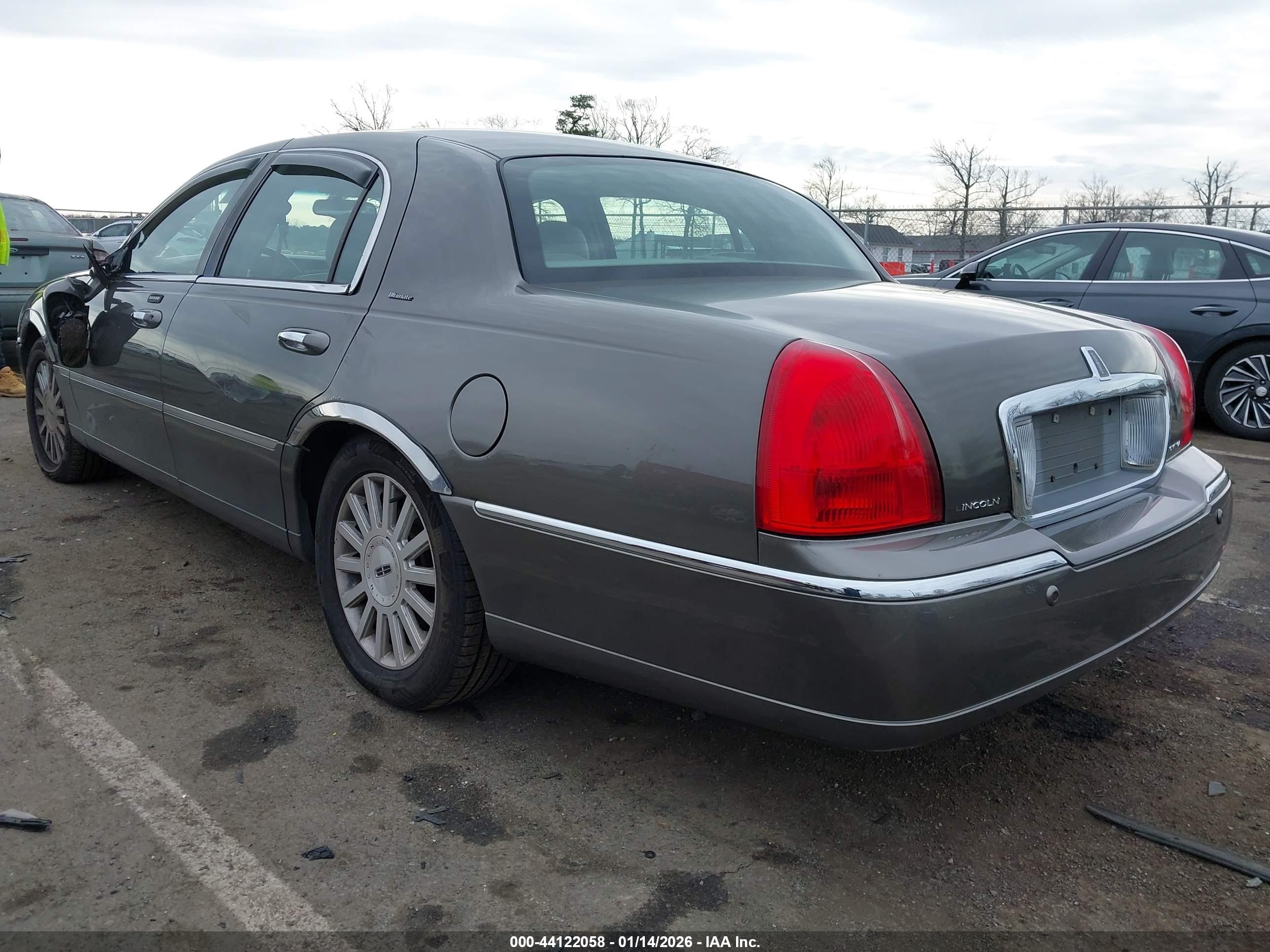 LINCOLN TOWN image 3