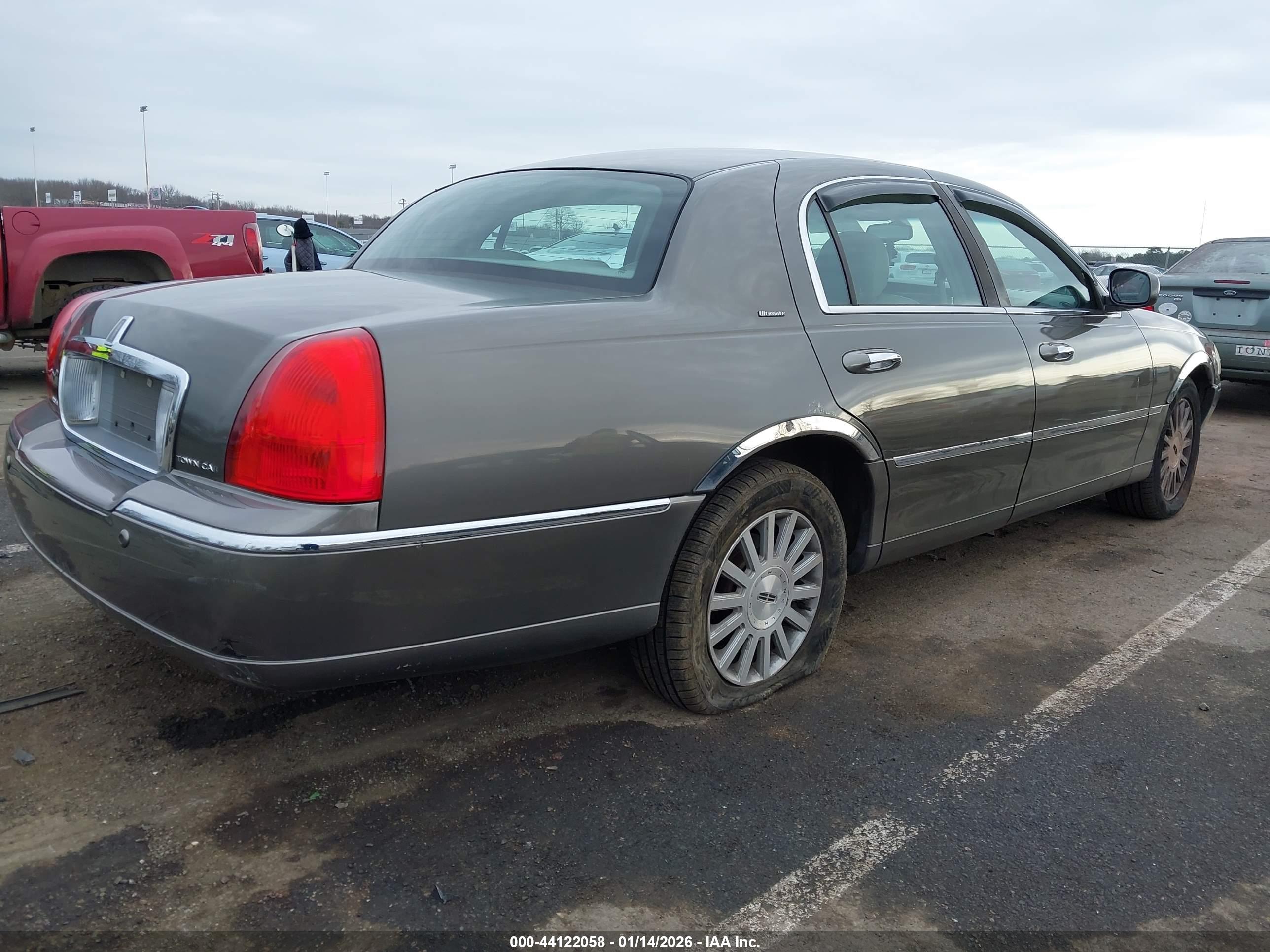 LINCOLN TOWN image 4