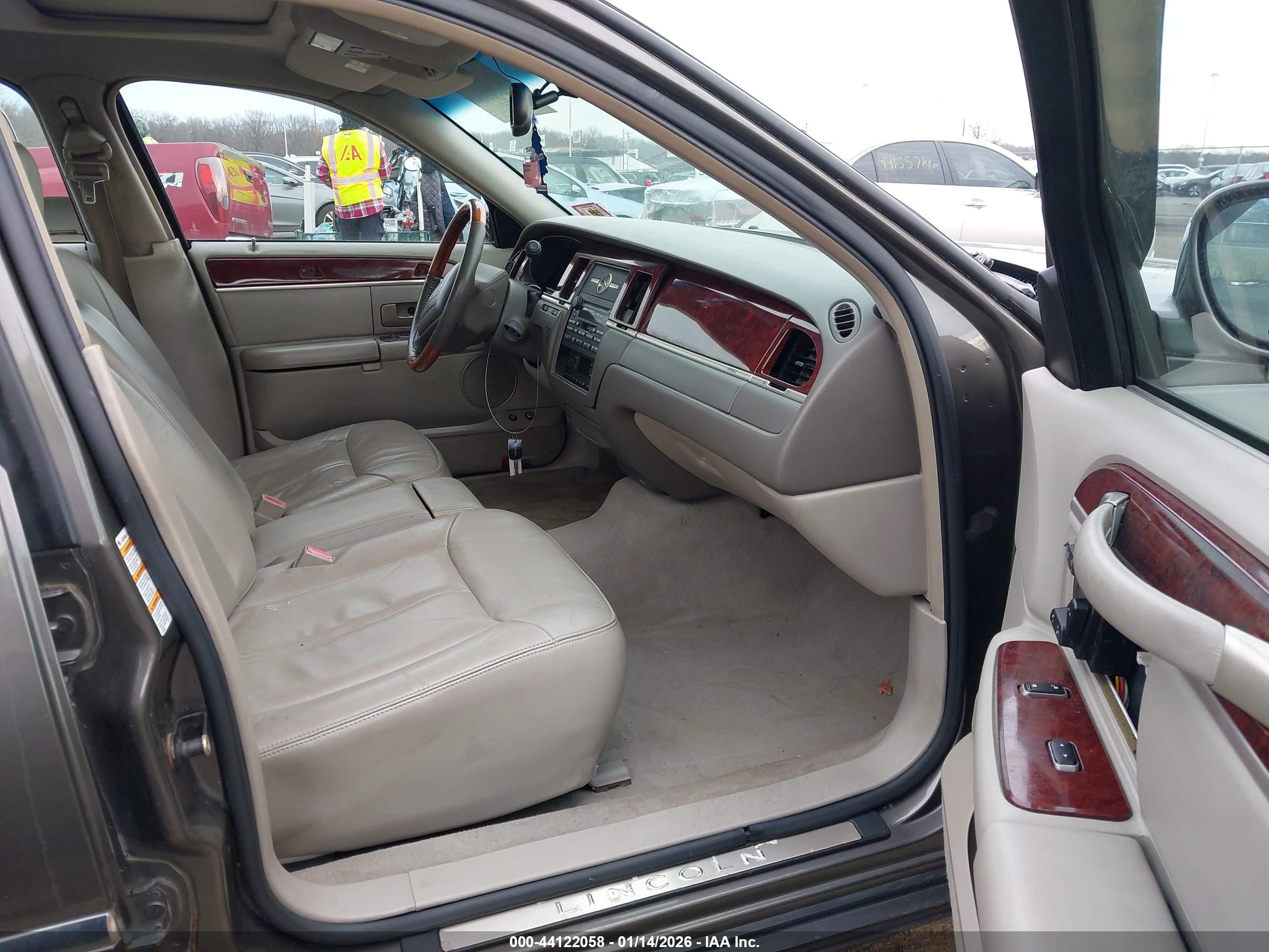 LINCOLN TOWN image 5