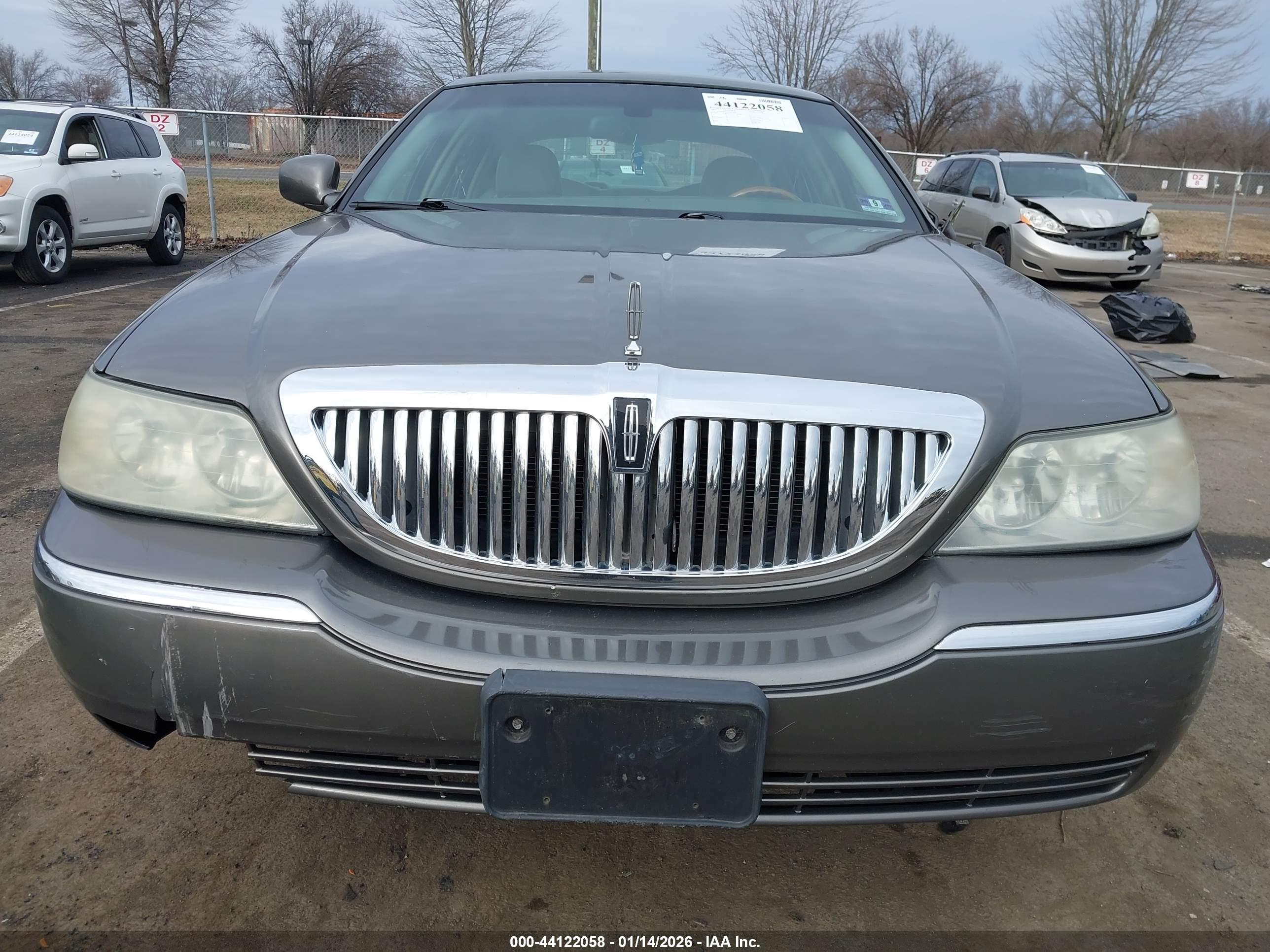 LINCOLN TOWN image 6