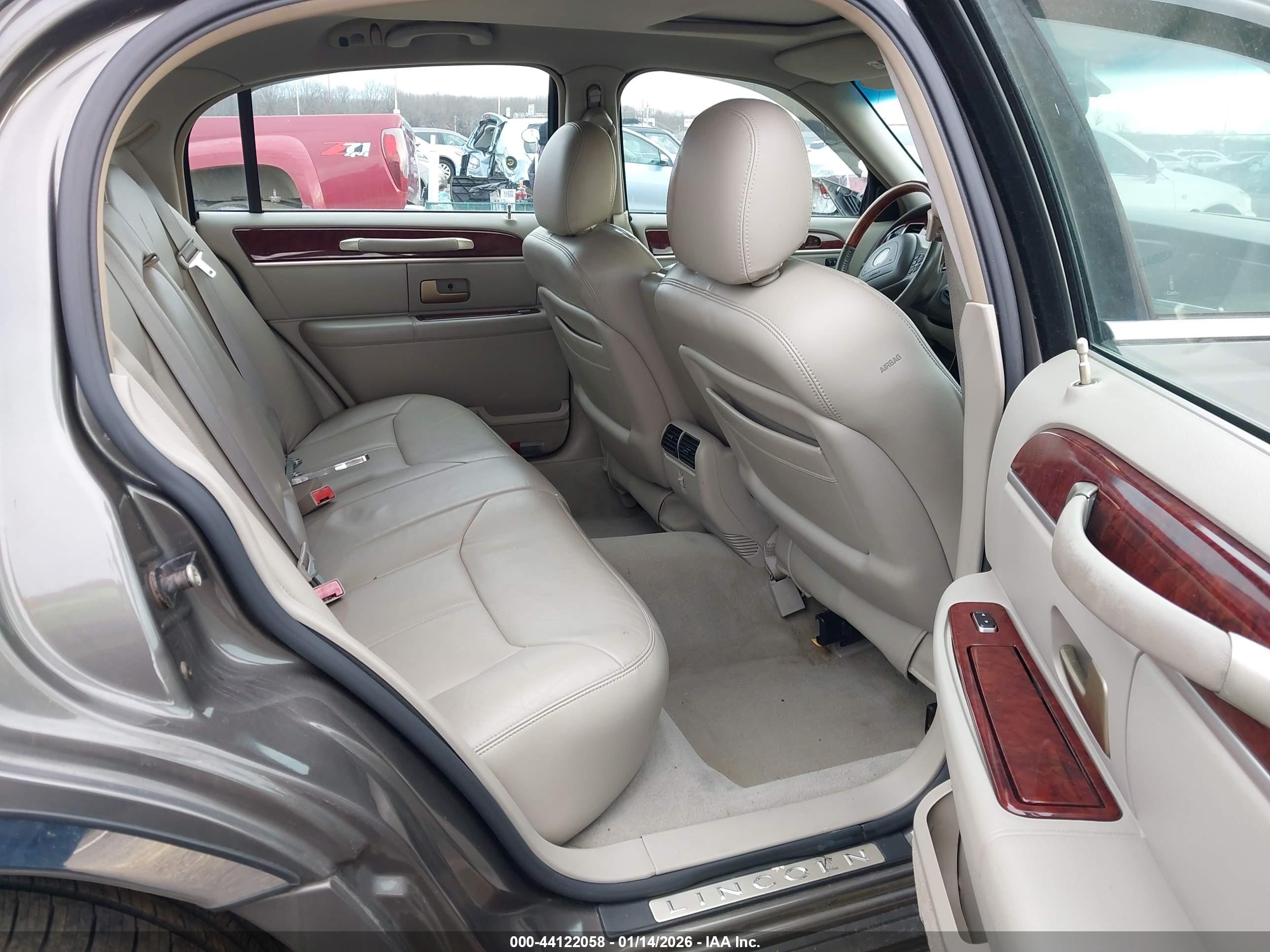 LINCOLN TOWN image 8