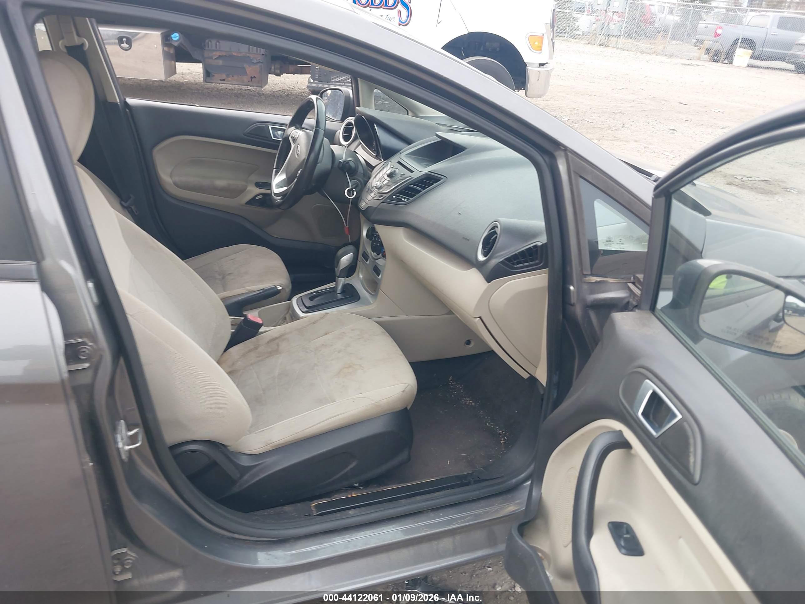 FORD FIESTA image 5
