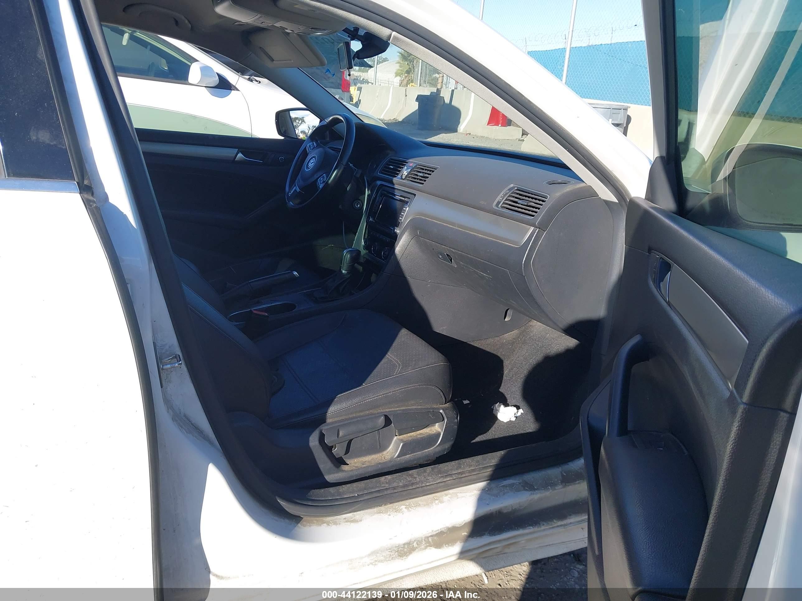 VOLKSWAGEN PASSAT image 5