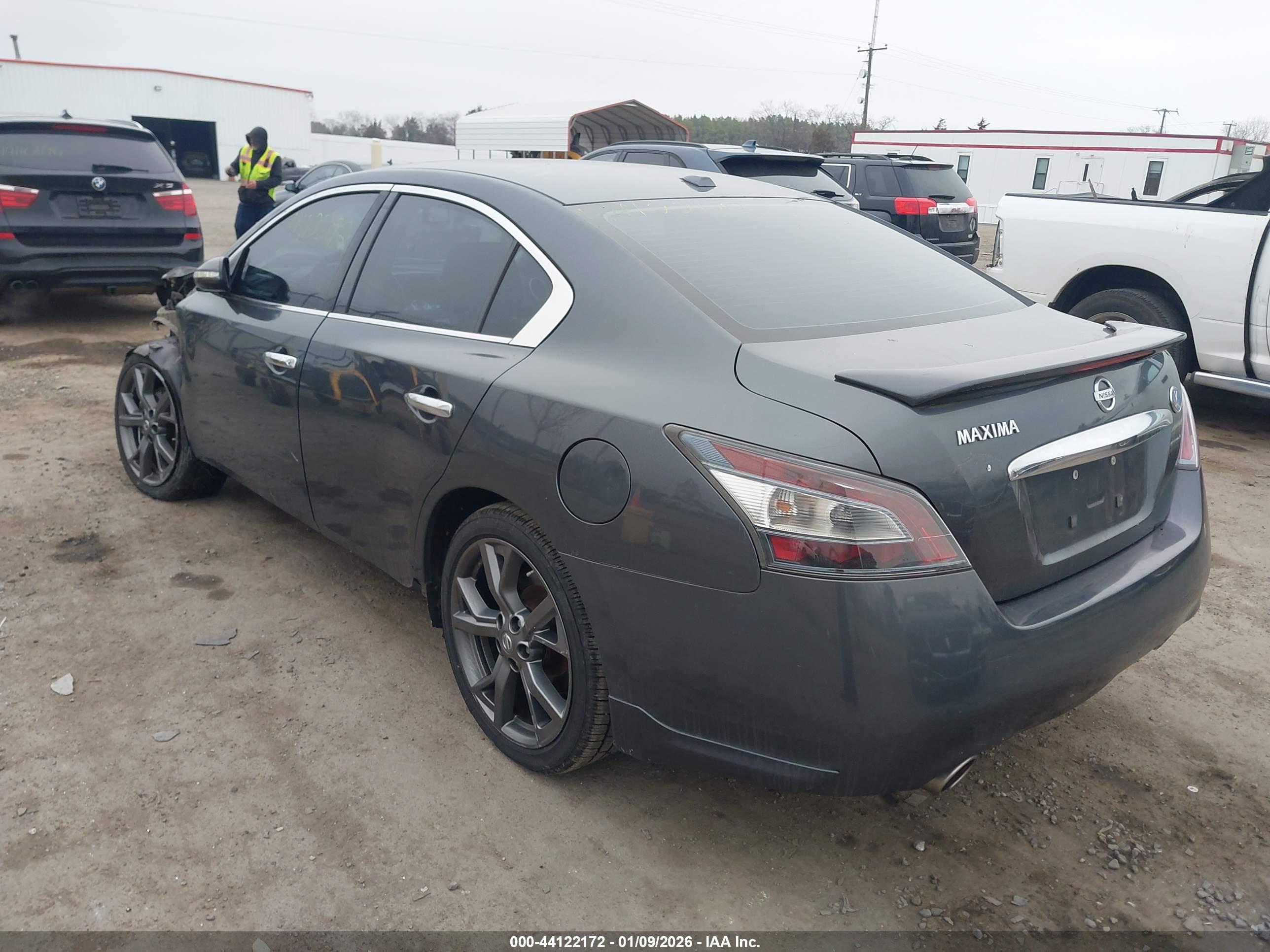 NISSAN MAXIMA image 3