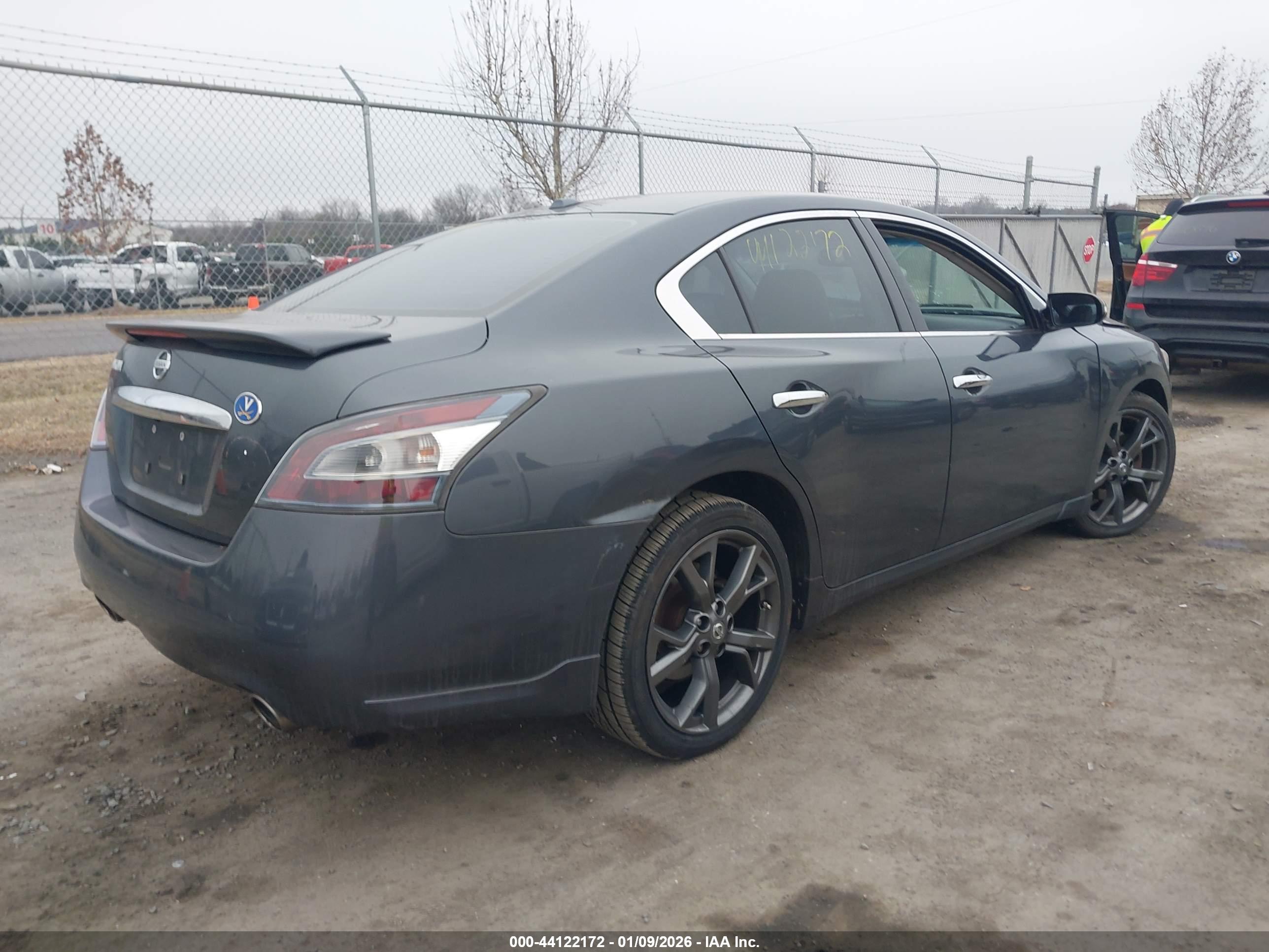 NISSAN MAXIMA image 4