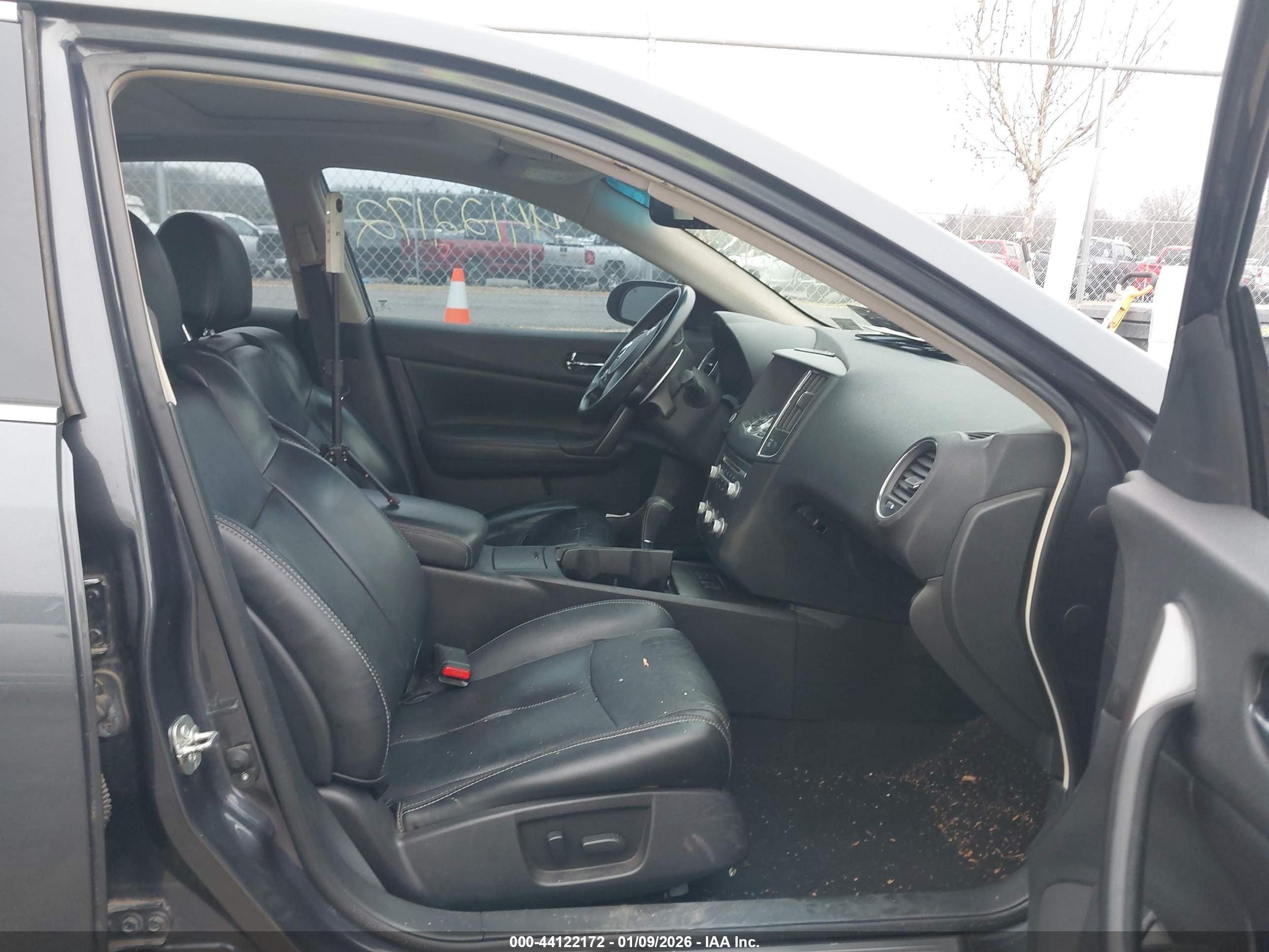 NISSAN MAXIMA image 5
