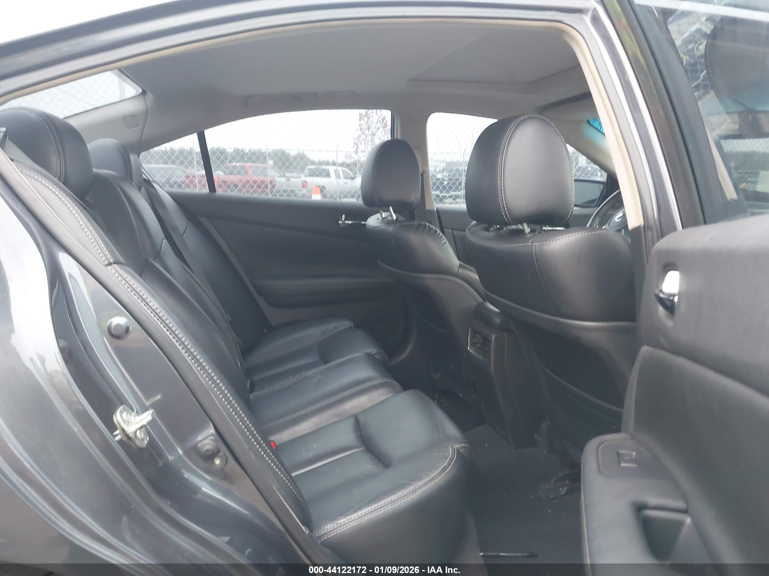 NISSAN MAXIMA image 8
