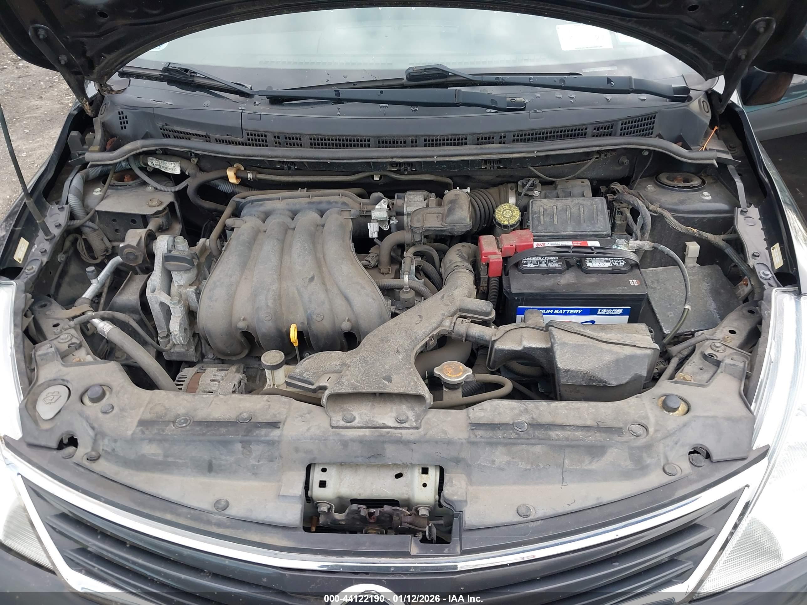 NISSAN VERSA image 10