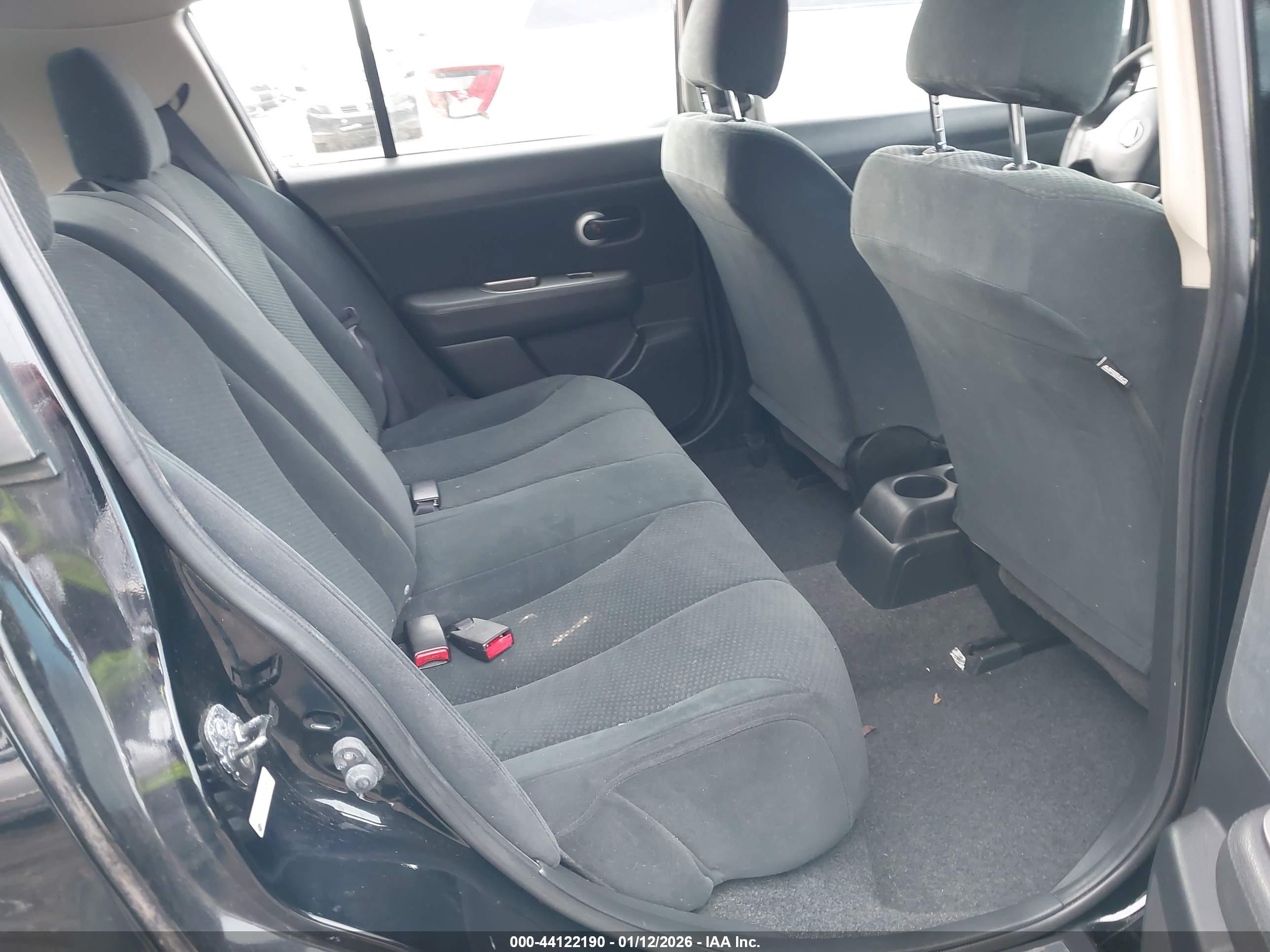 NISSAN VERSA image 8