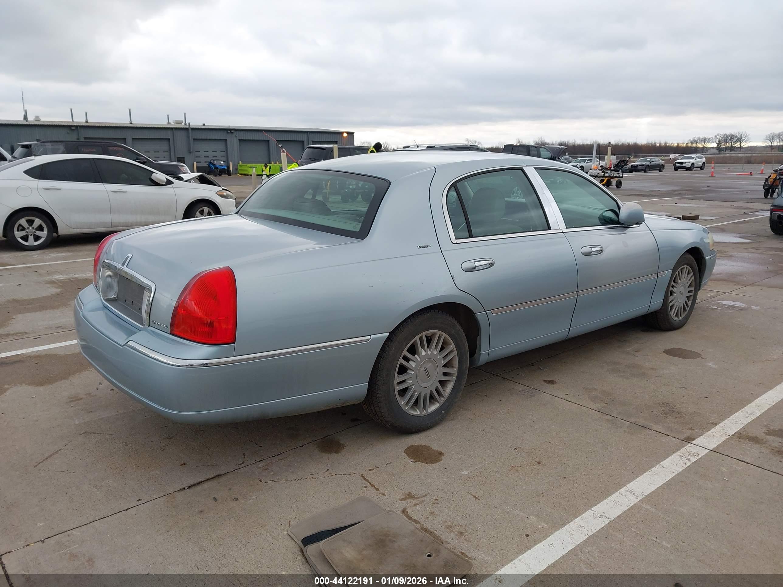 LINCOLN TOWN image 4