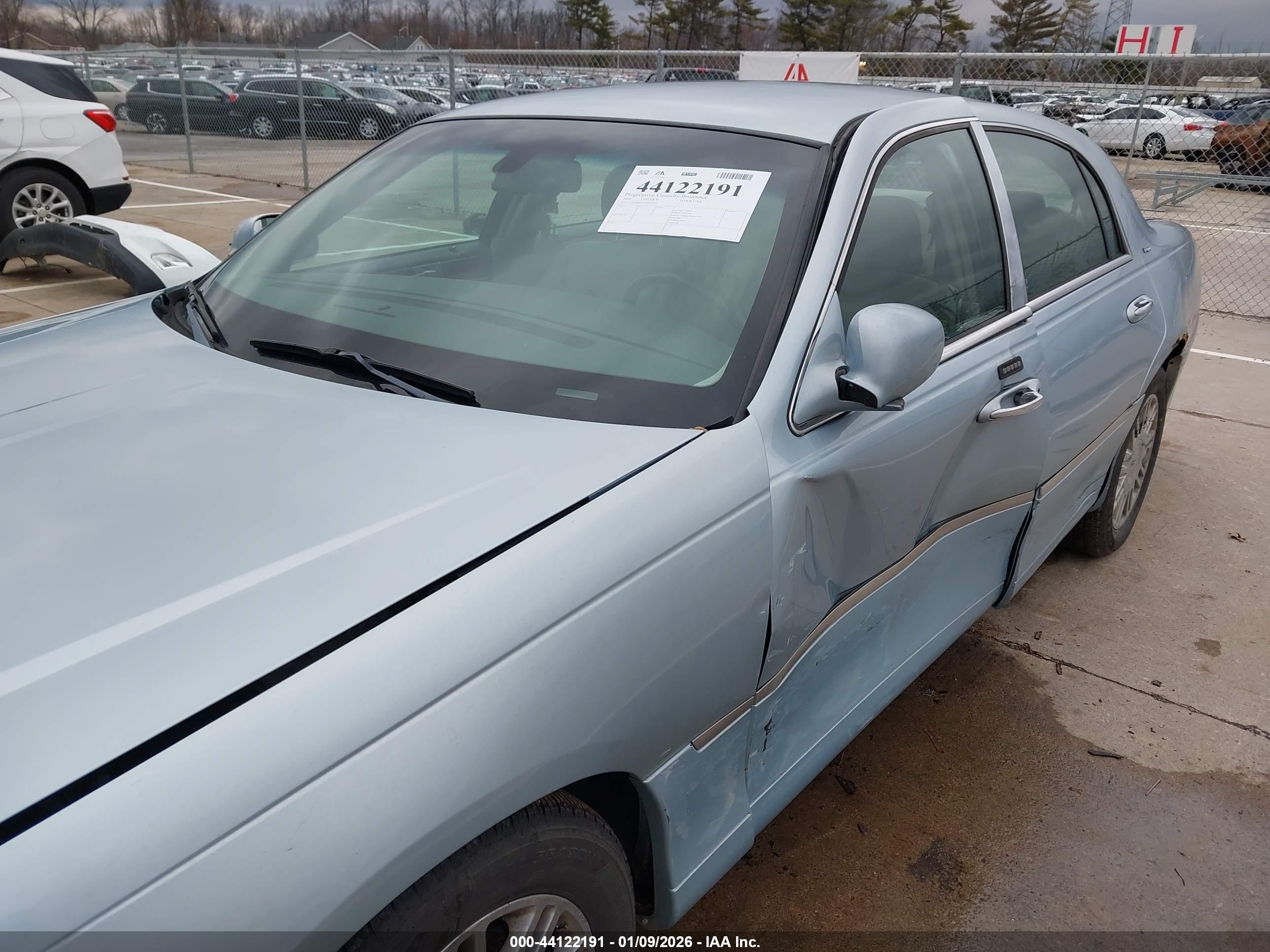 LINCOLN TOWN image 6