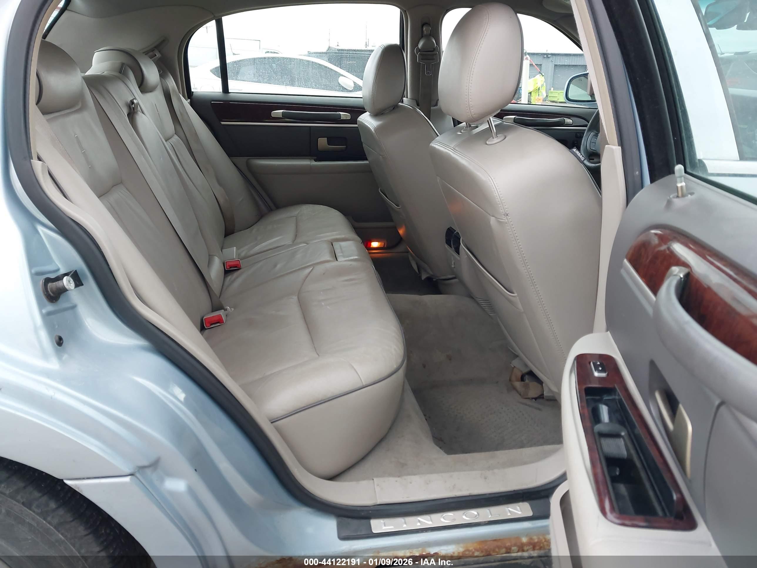 LINCOLN TOWN image 8