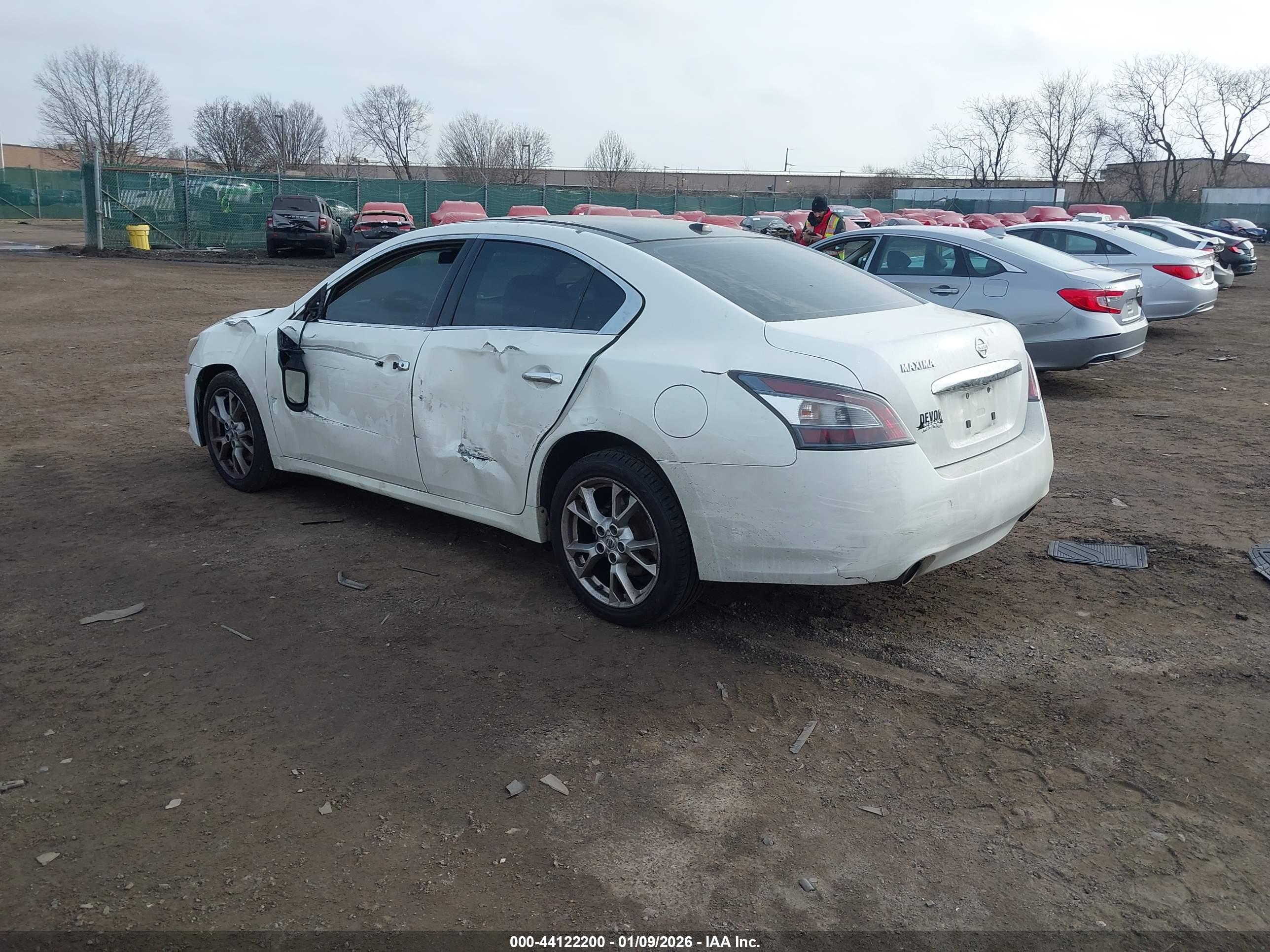 NISSAN MAXIMA image 3