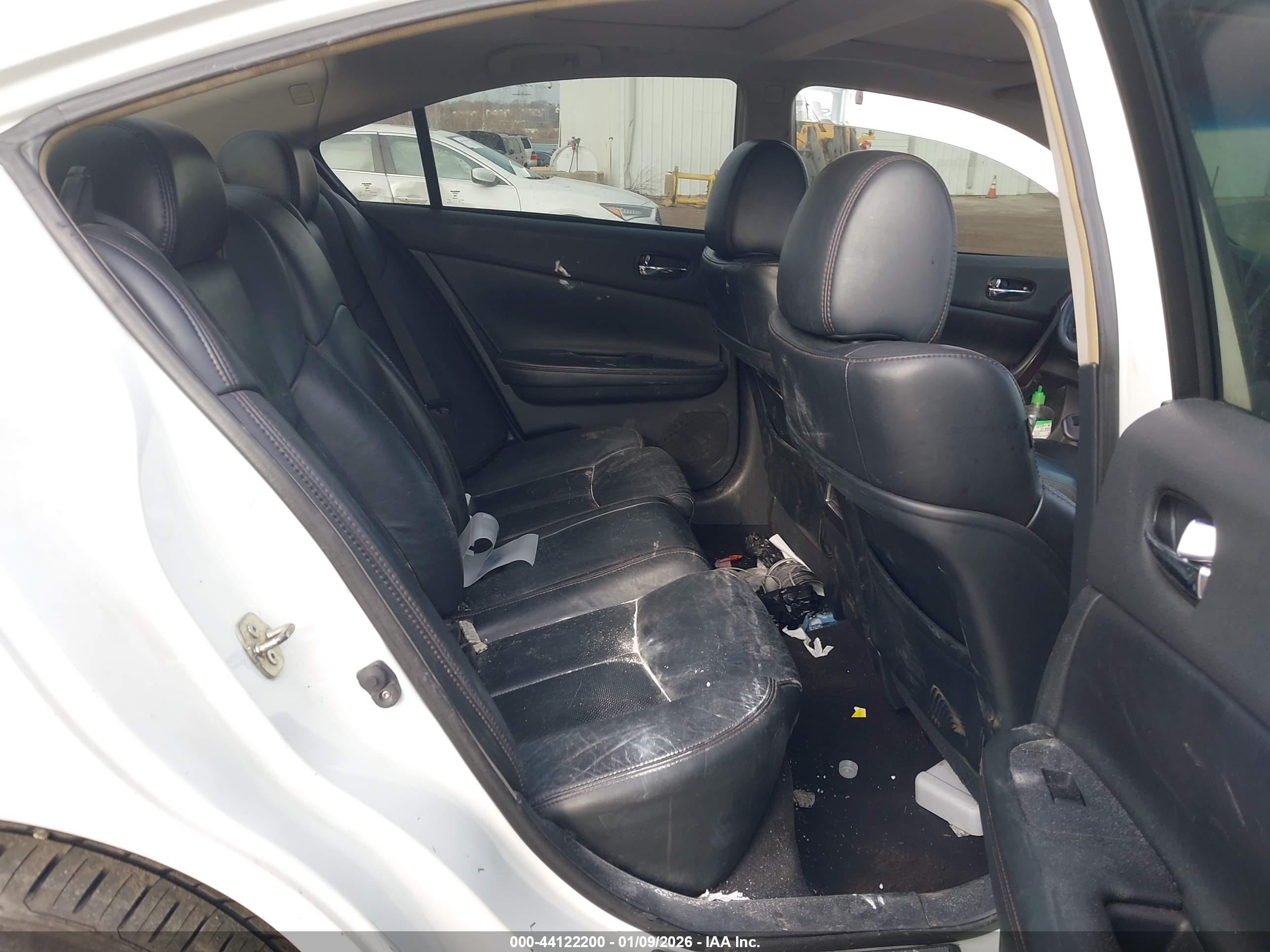 NISSAN MAXIMA image 8