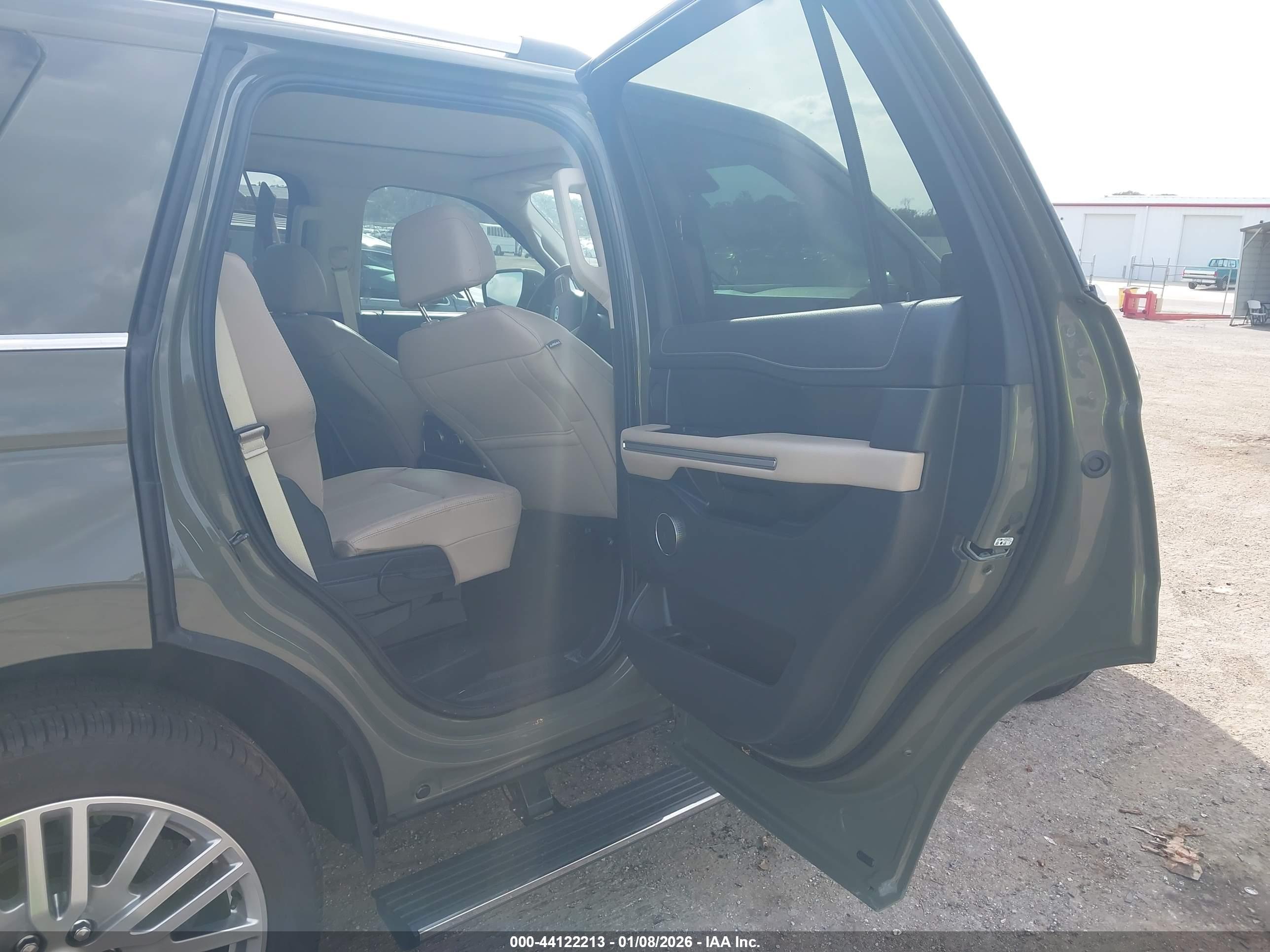 FORD EXPEDITION image 8