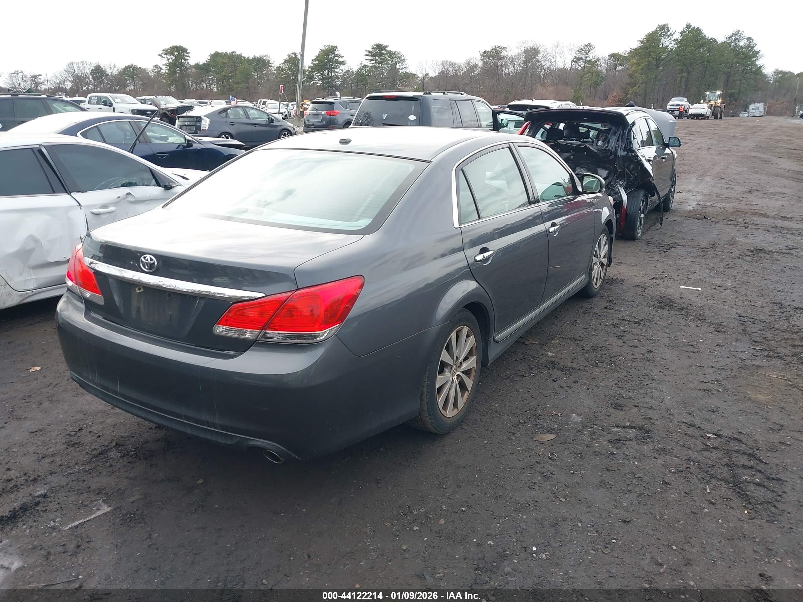 TOYOTA AVALON image 4