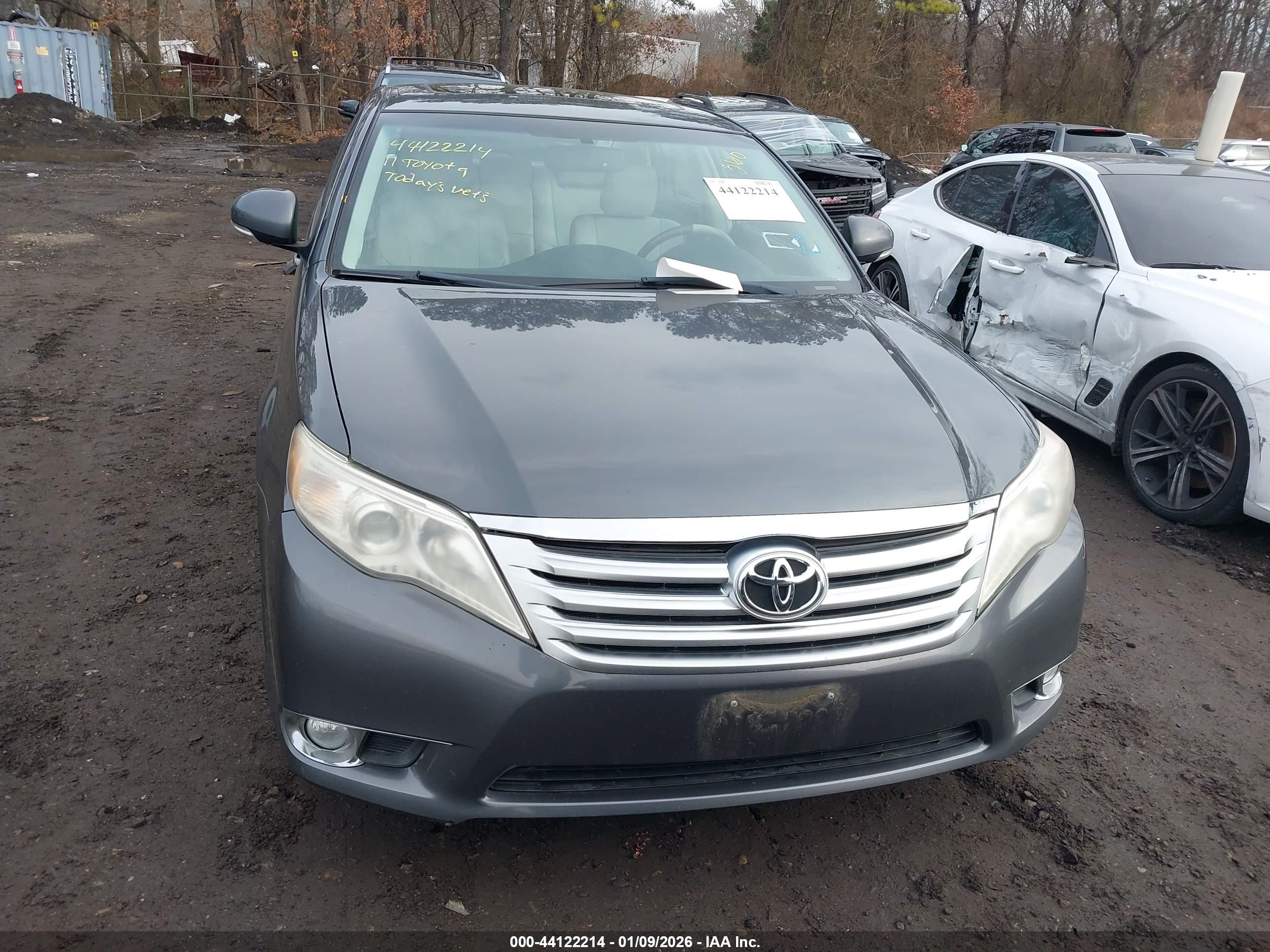 TOYOTA AVALON image 6