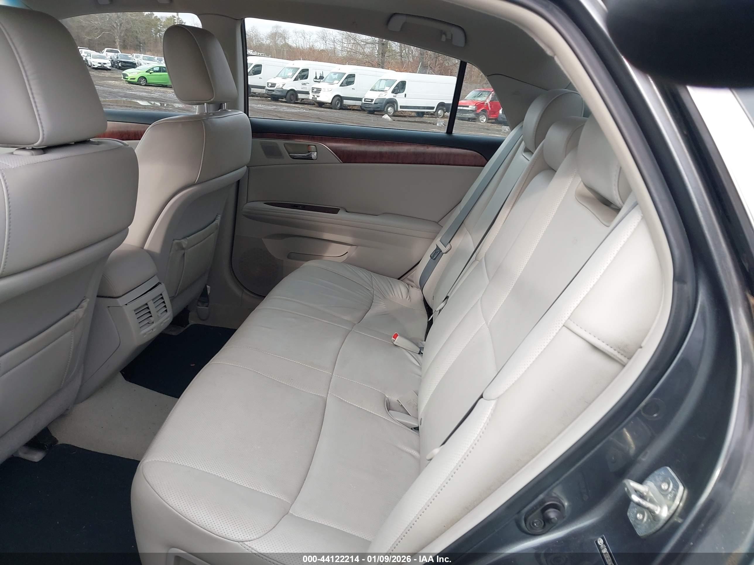 TOYOTA AVALON image 8