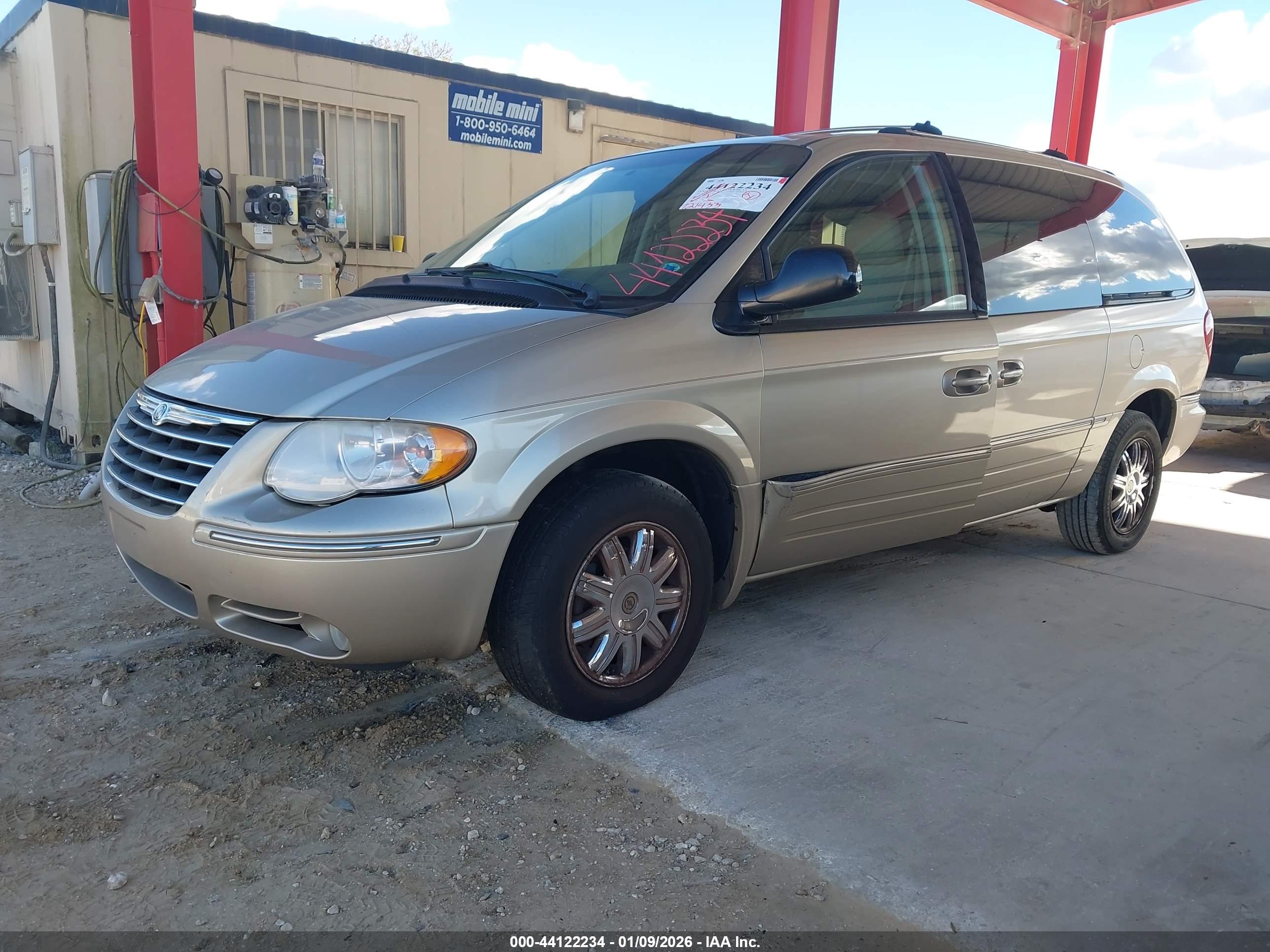 CHRYSLER TOWN image 2