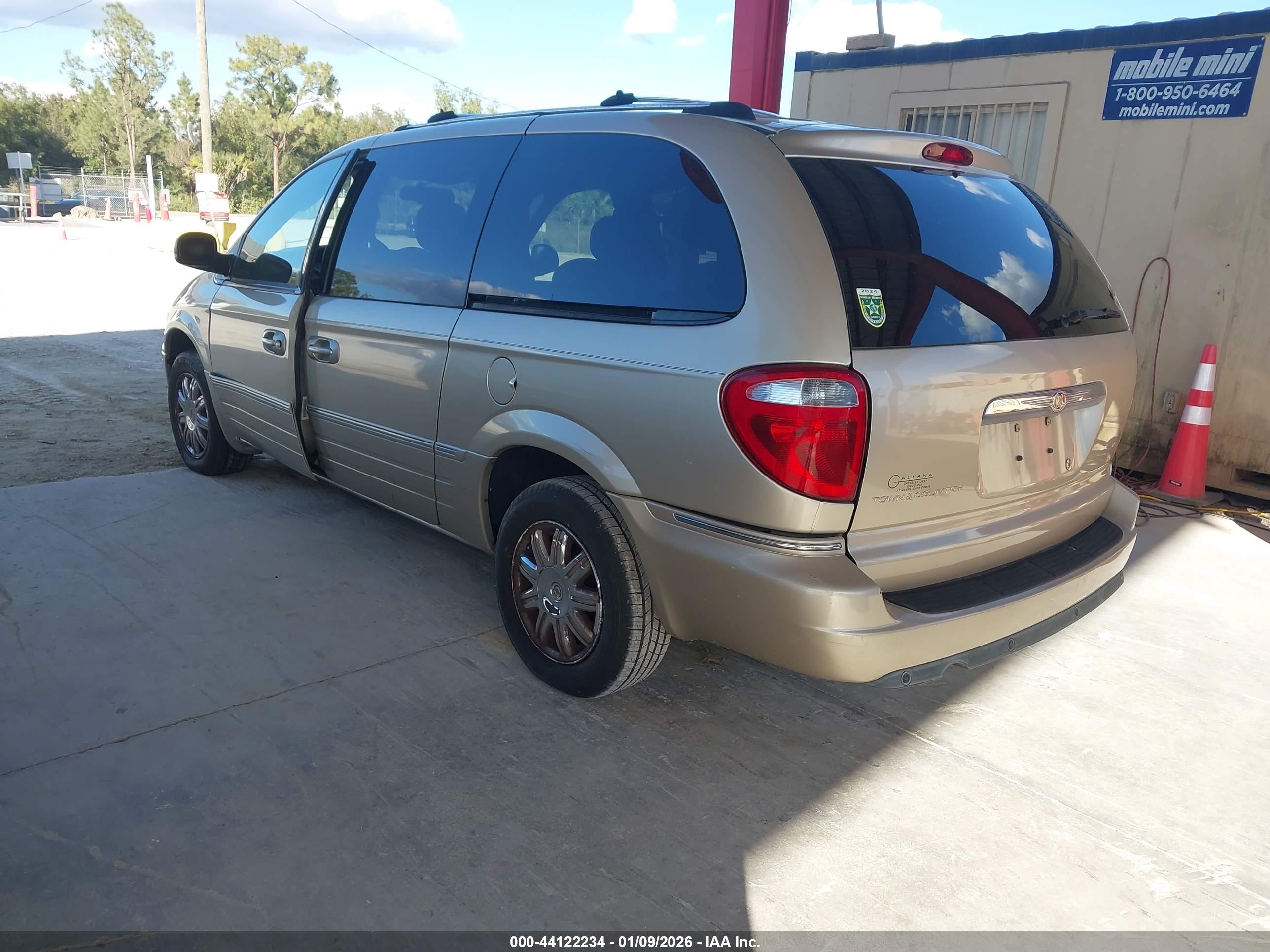 CHRYSLER TOWN image 3