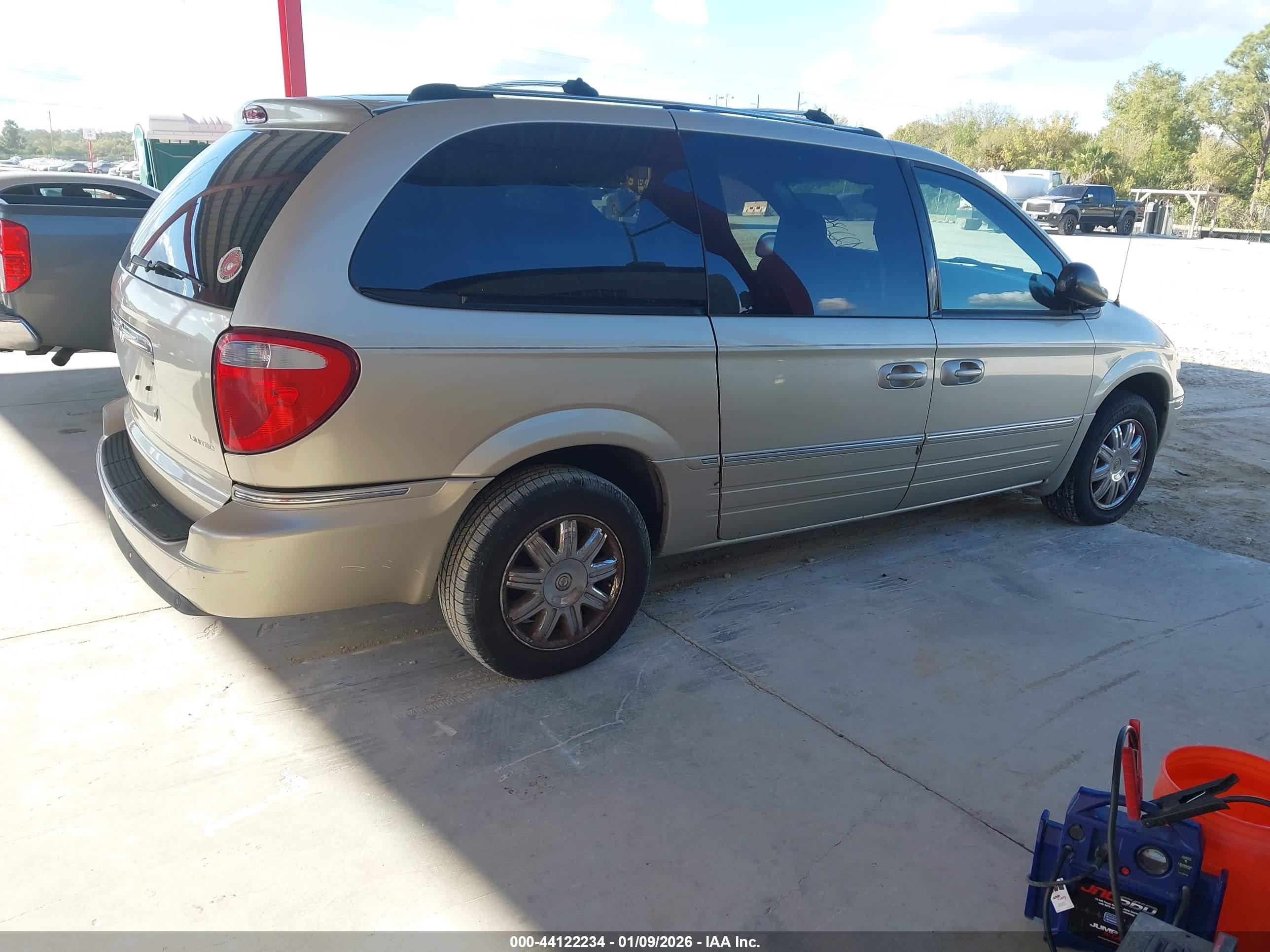 CHRYSLER TOWN image 4