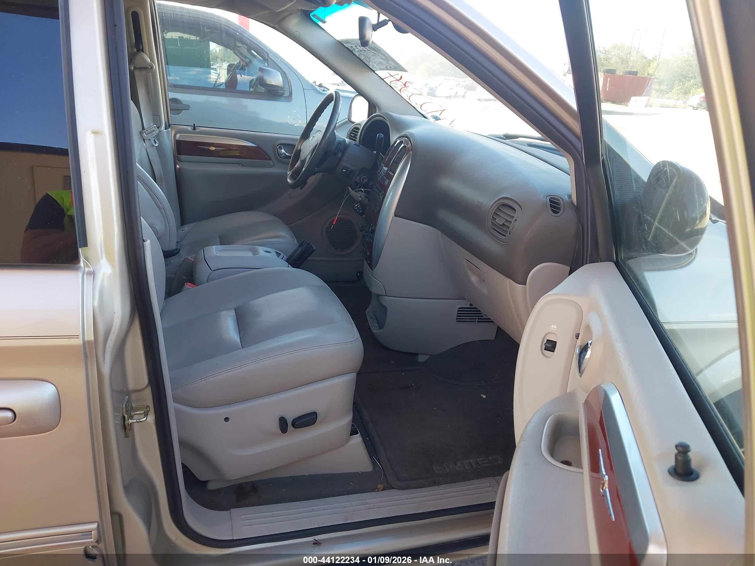 CHRYSLER TOWN image 5