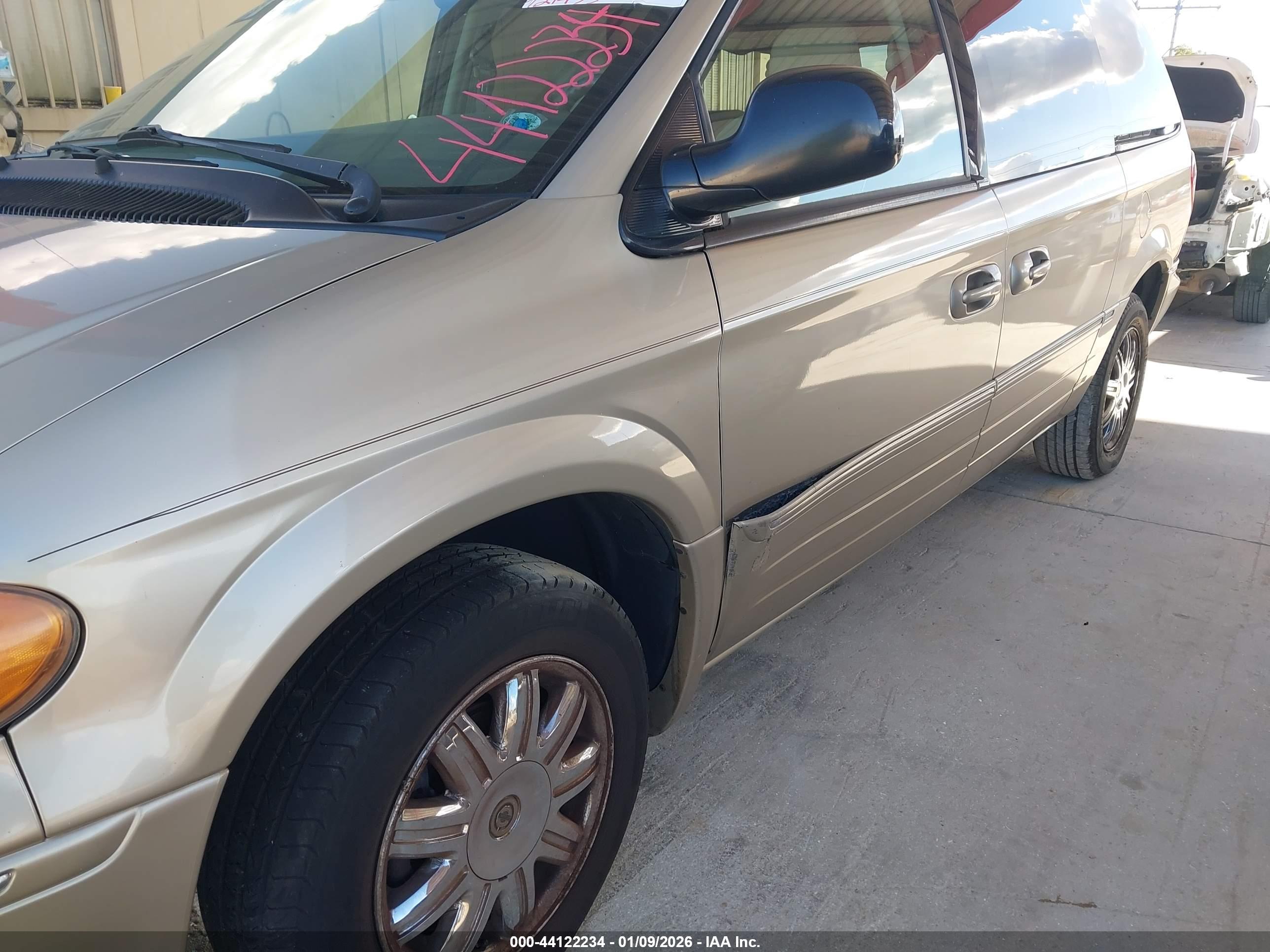 CHRYSLER TOWN image 6