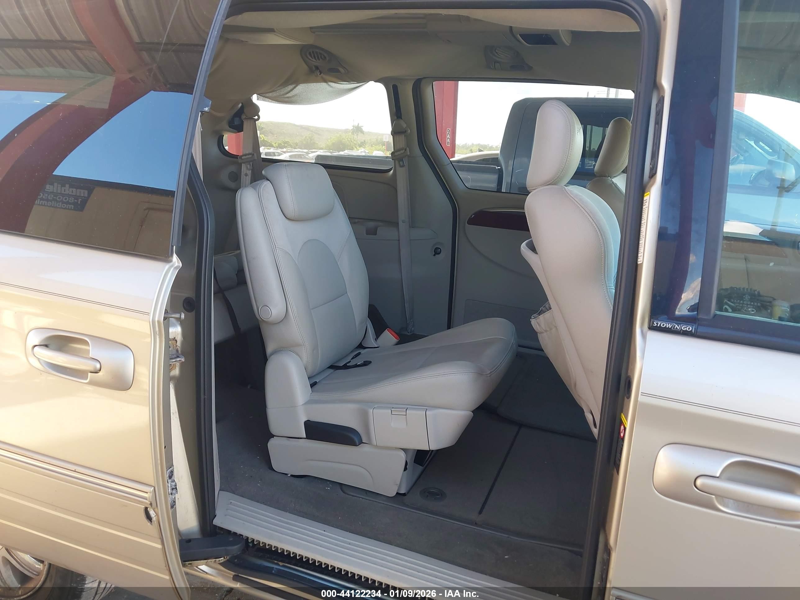 CHRYSLER TOWN image 8