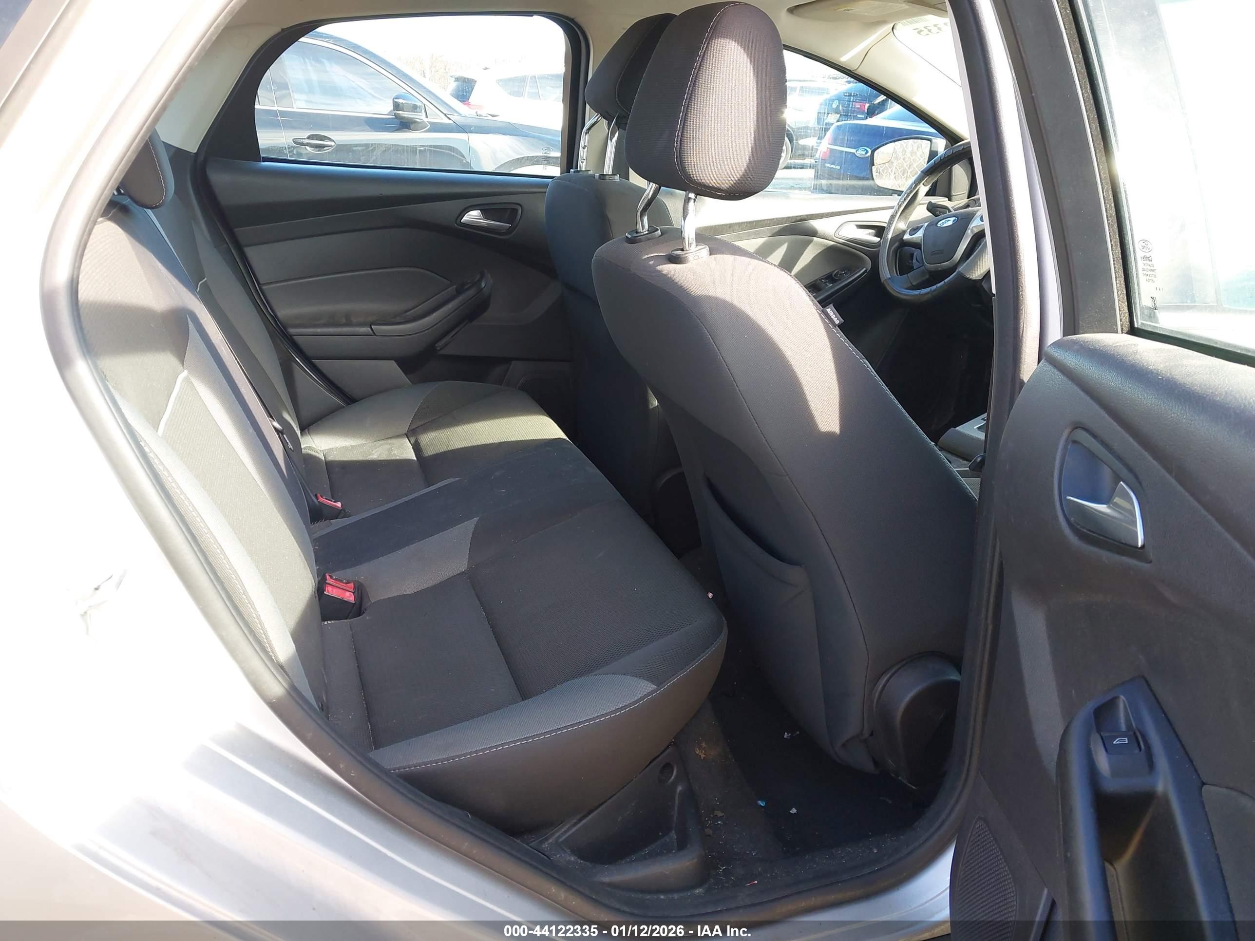 FORD FOCUS image 8