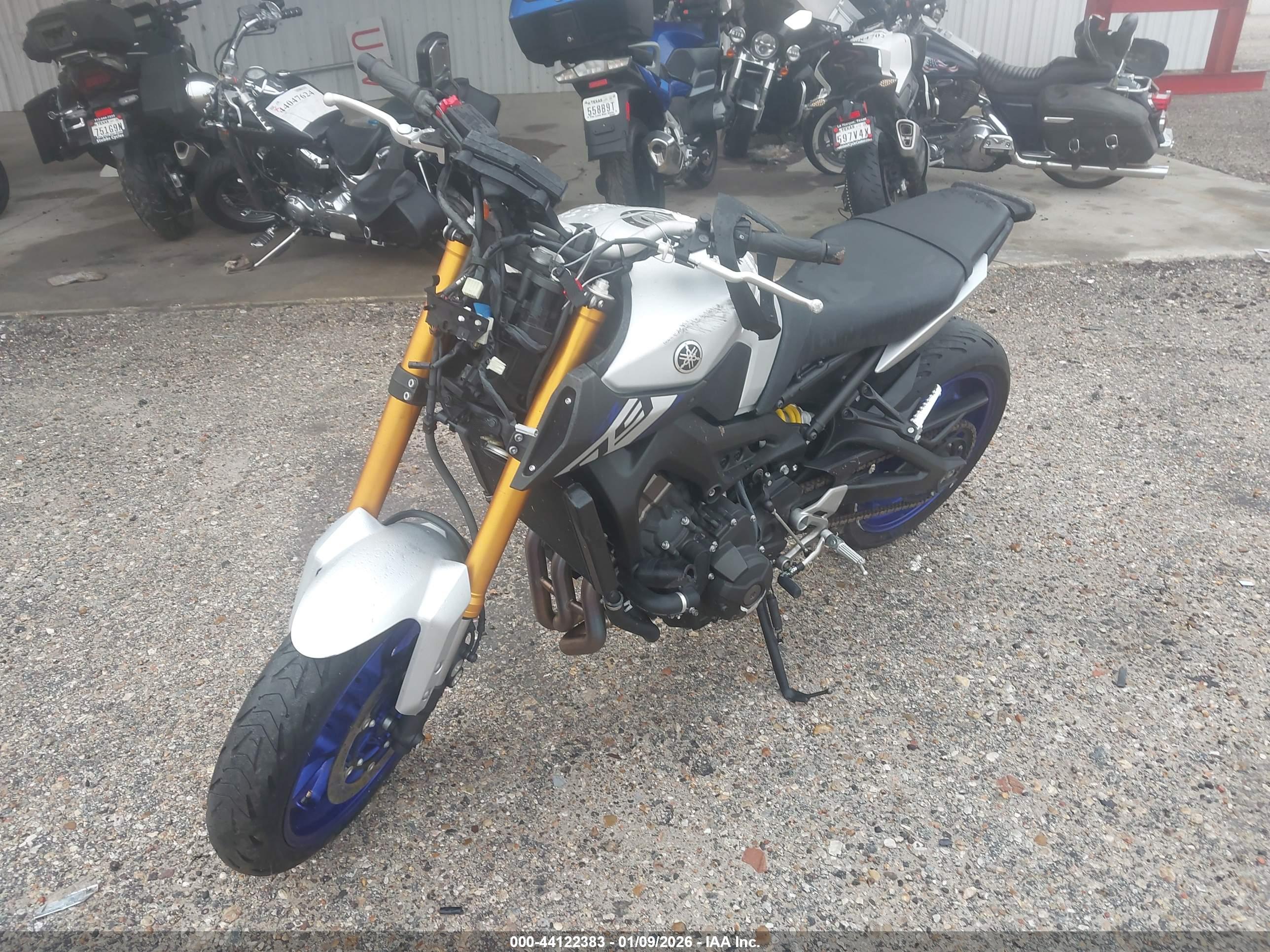YAMAHA FZ09 image 2