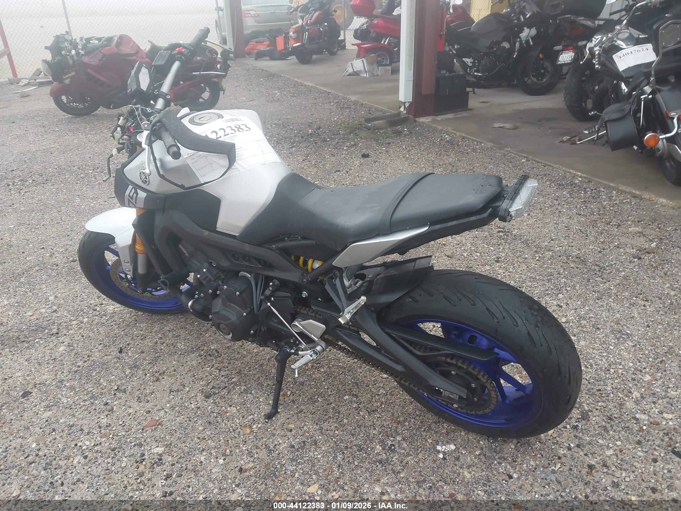 YAMAHA FZ09 image 3