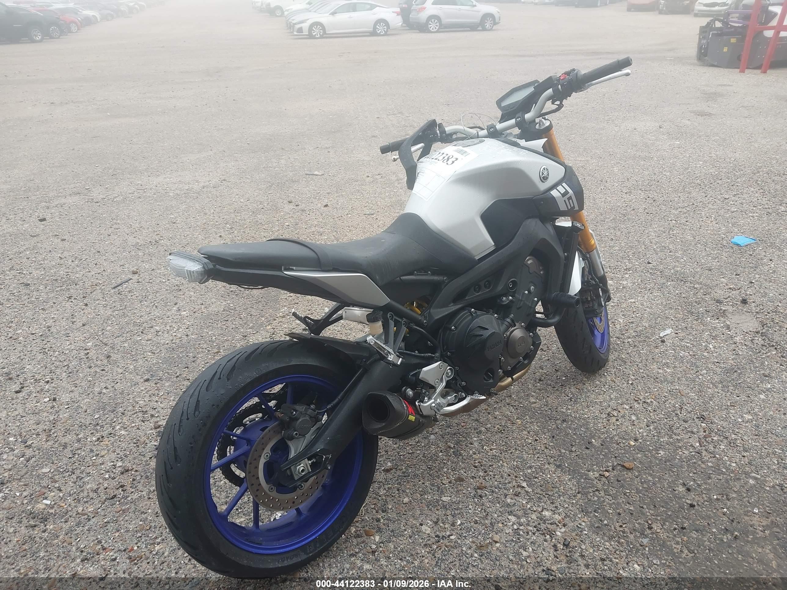 YAMAHA FZ09 image 4