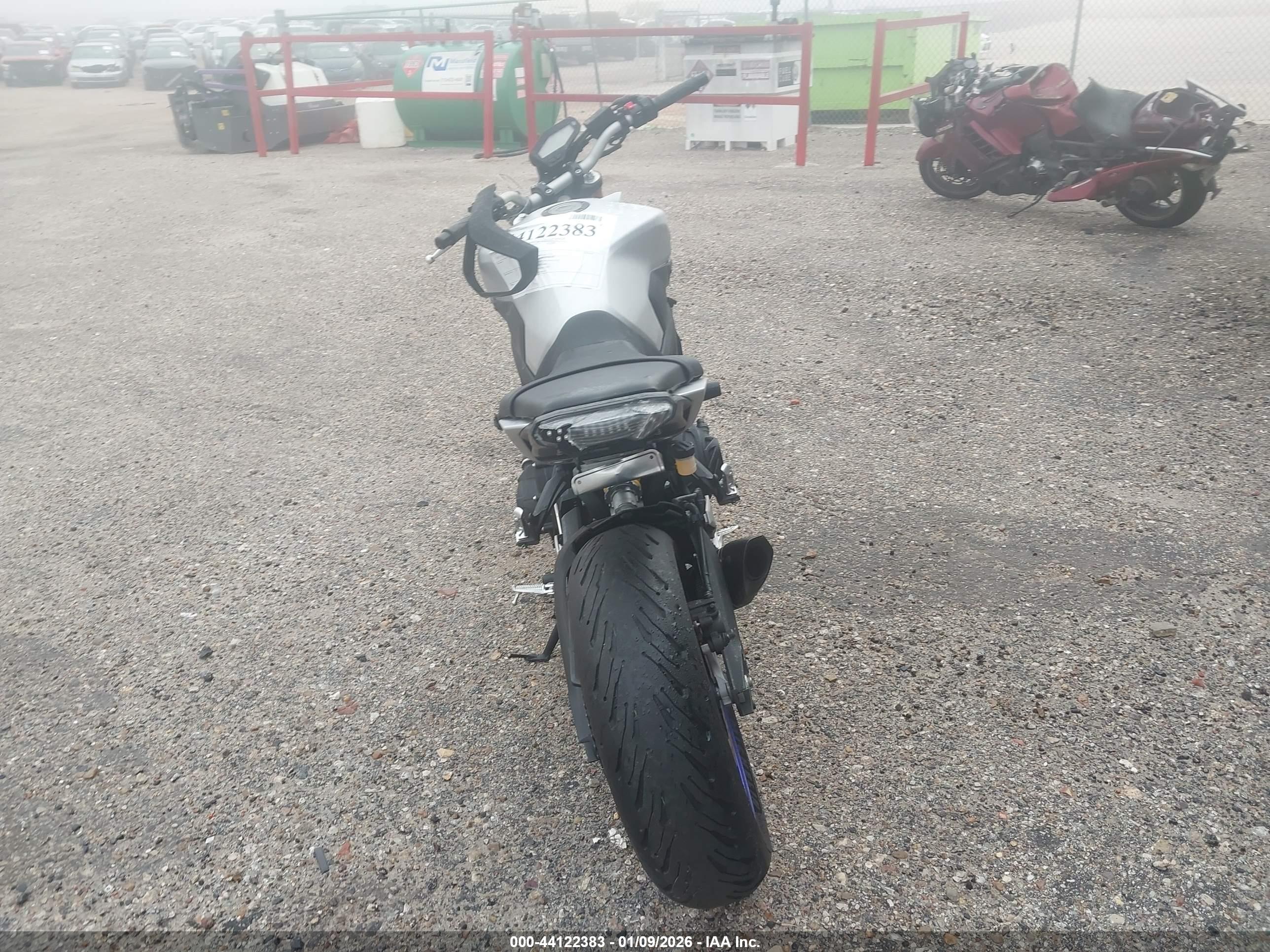 YAMAHA FZ09 image 6