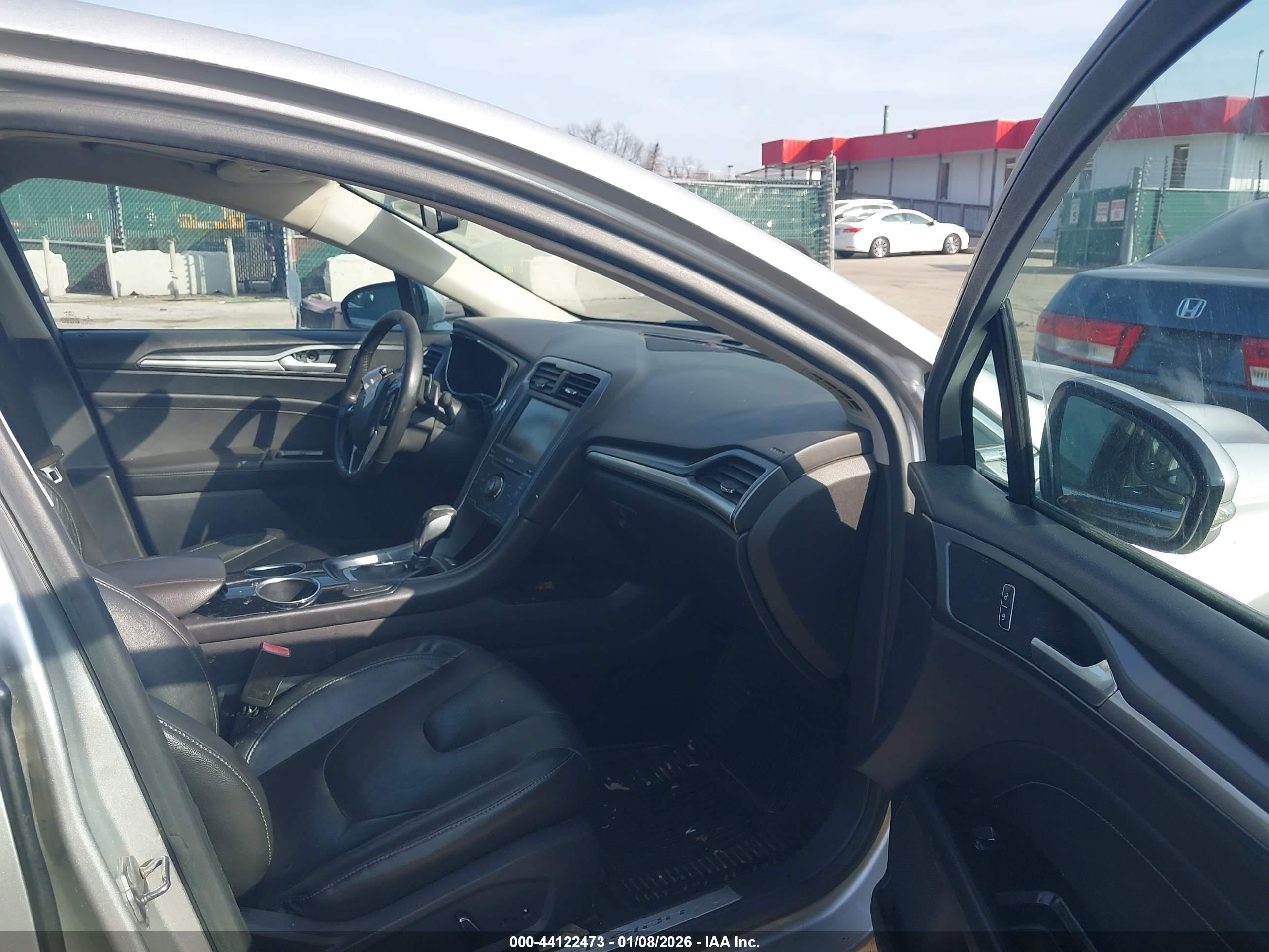 FORD FUSION image 5
