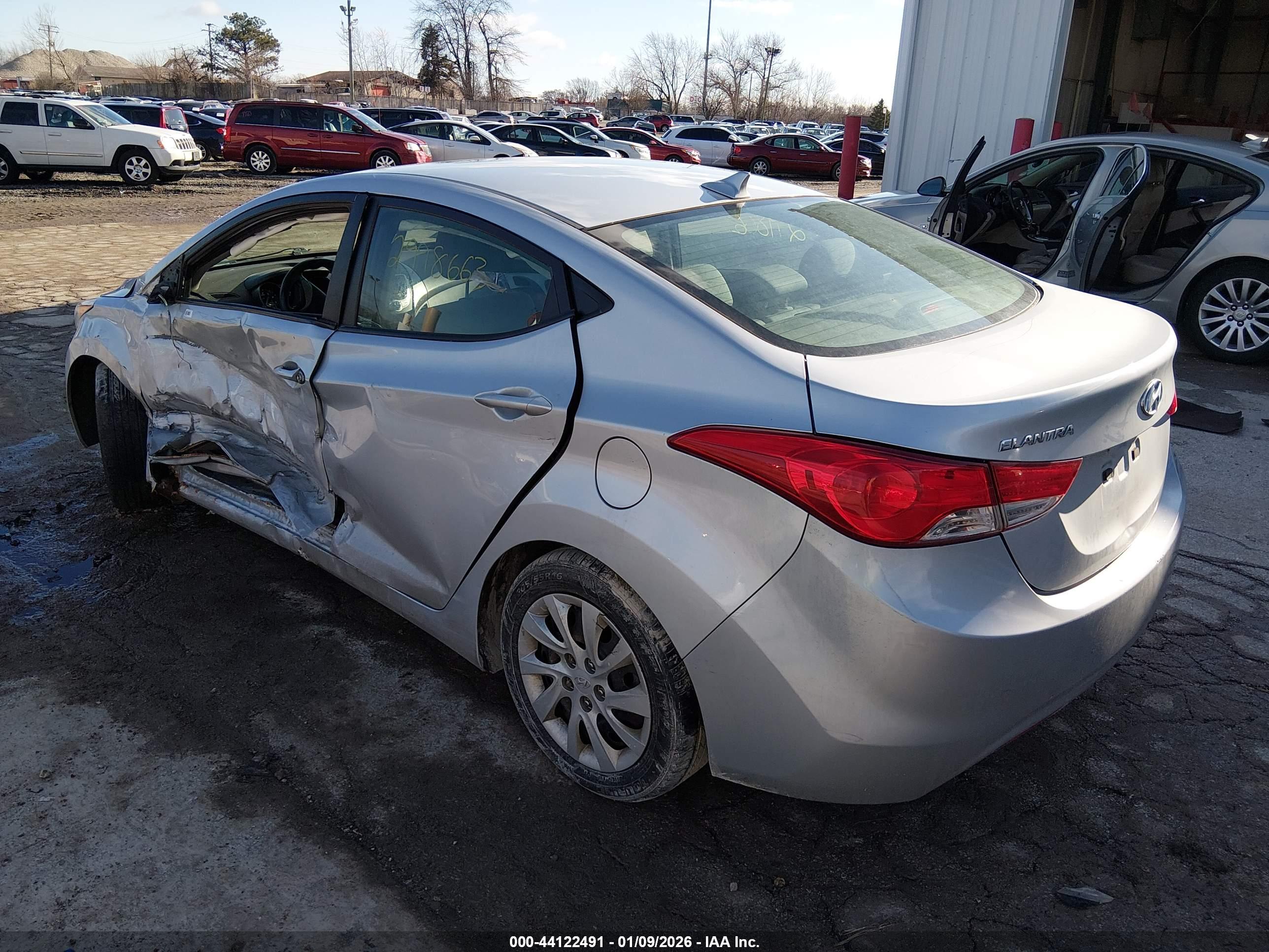 HYUNDAI ELANTRA image 3