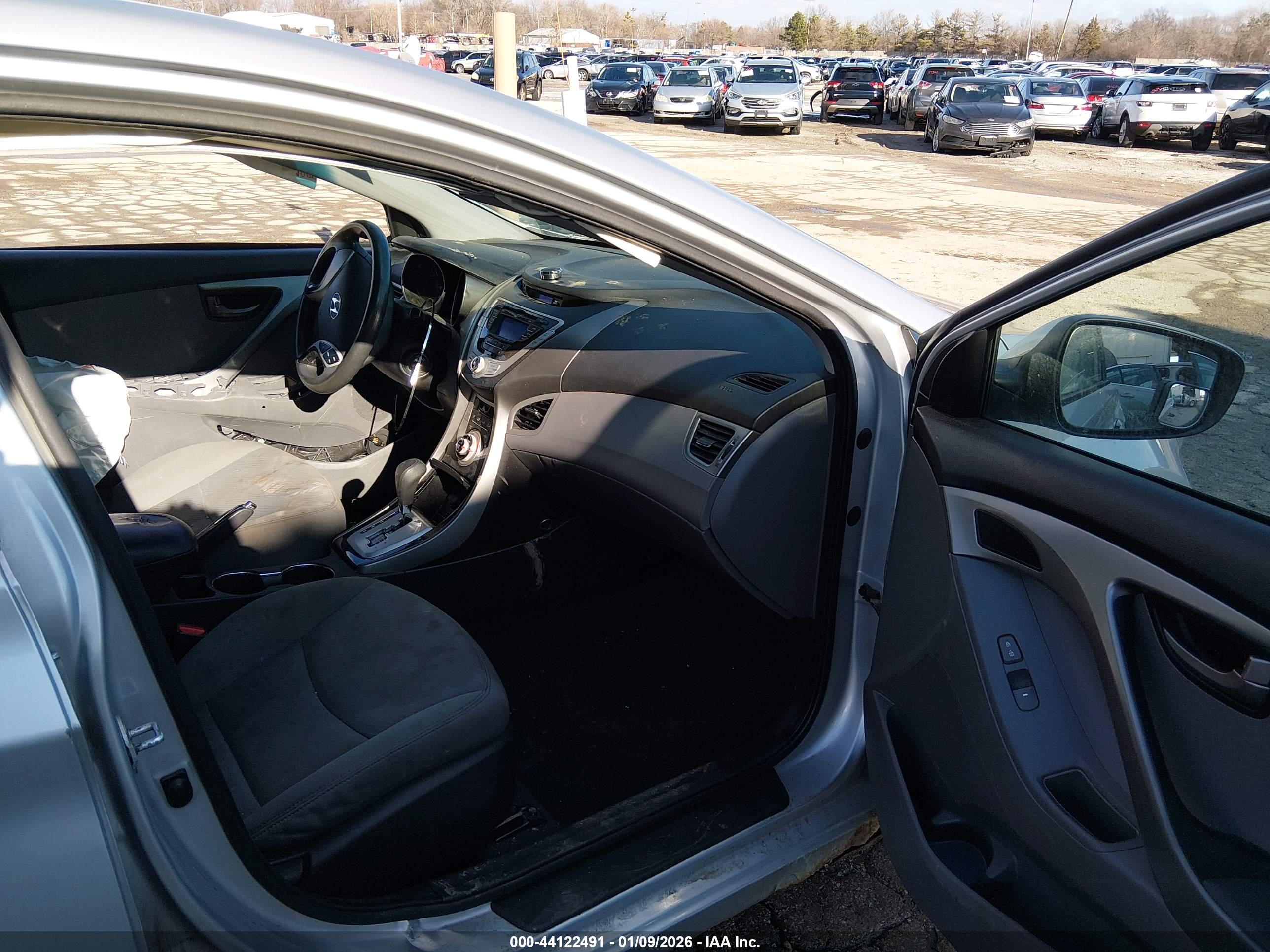 HYUNDAI ELANTRA image 5