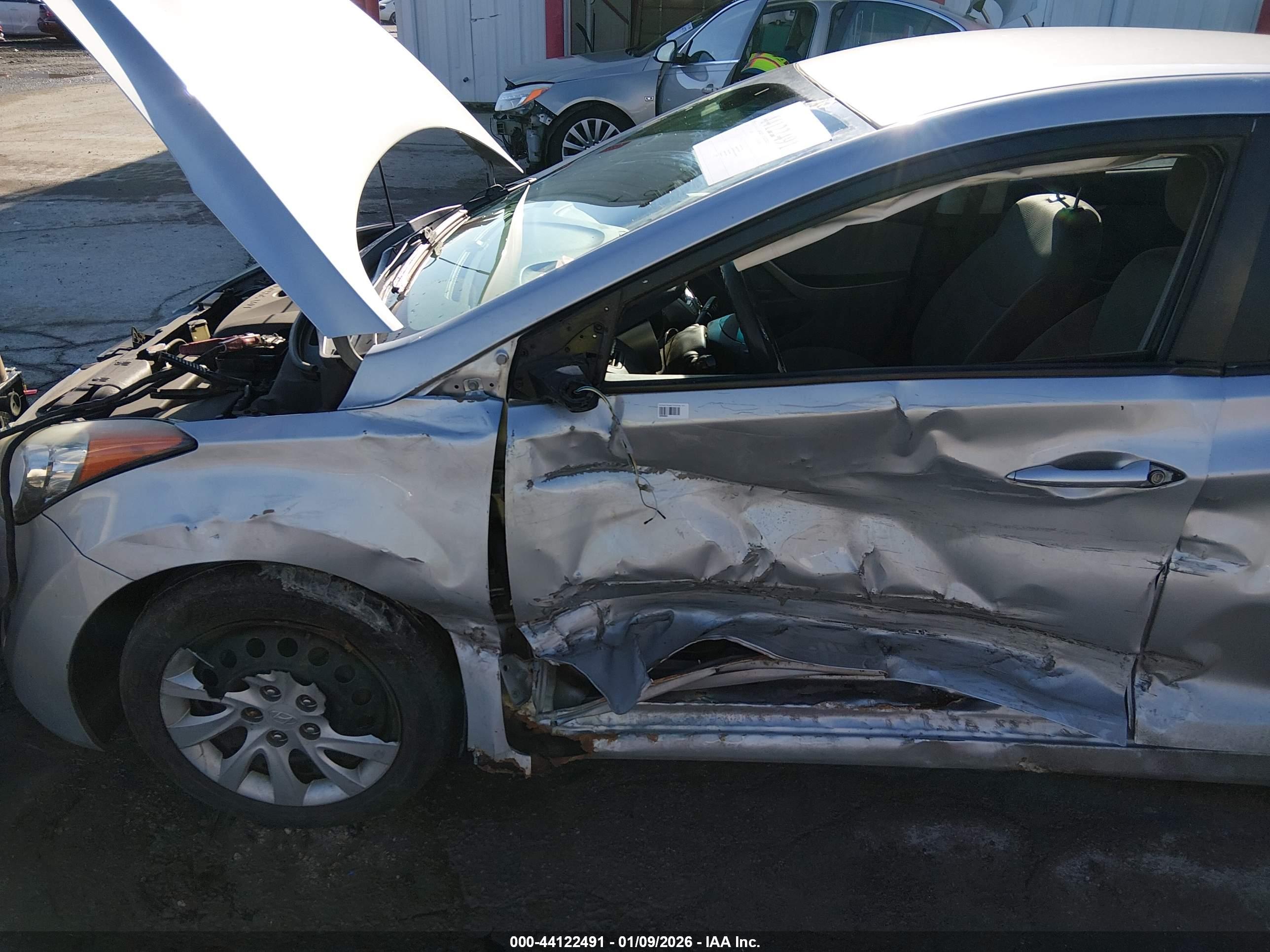HYUNDAI ELANTRA image 6
