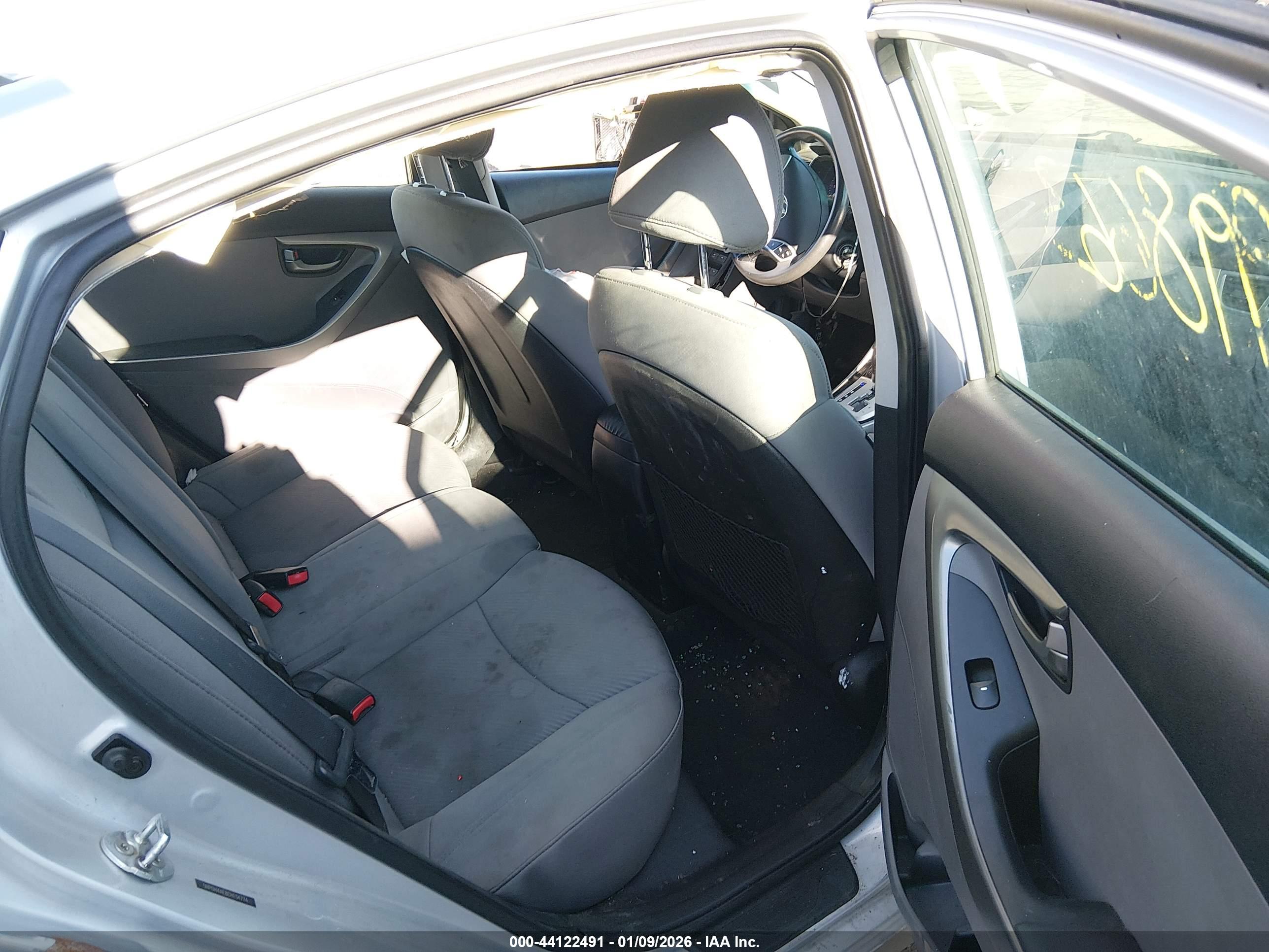HYUNDAI ELANTRA image 8