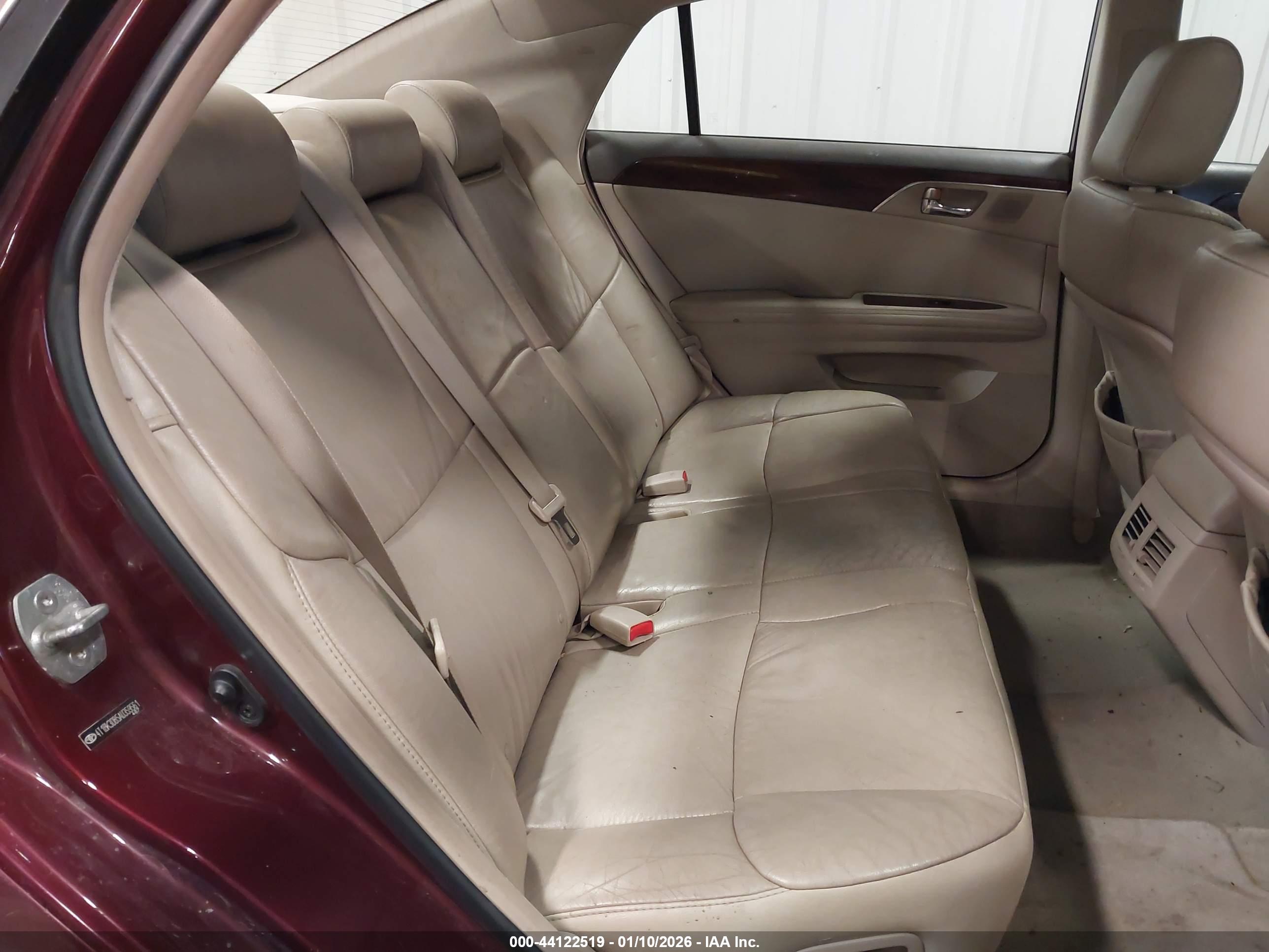 TOYOTA AVALON image 8
