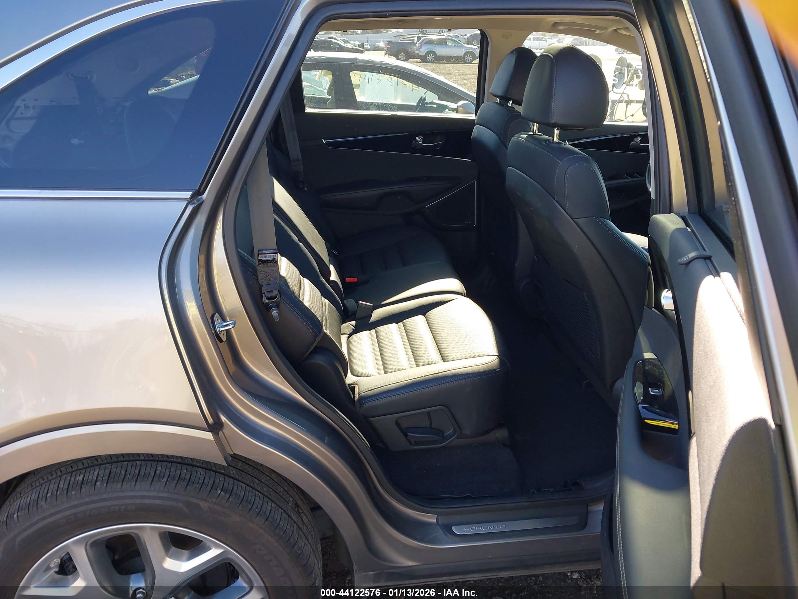 KIA SORENTO image 8