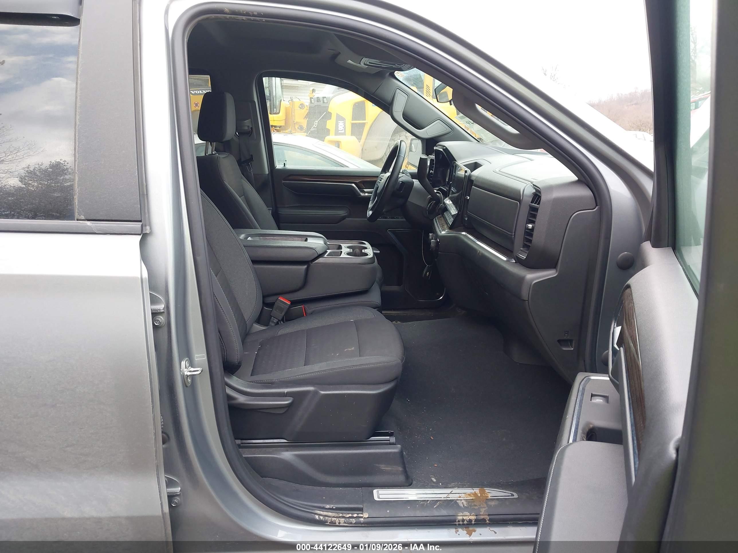 CHEVROLET SILVERADO image 5
