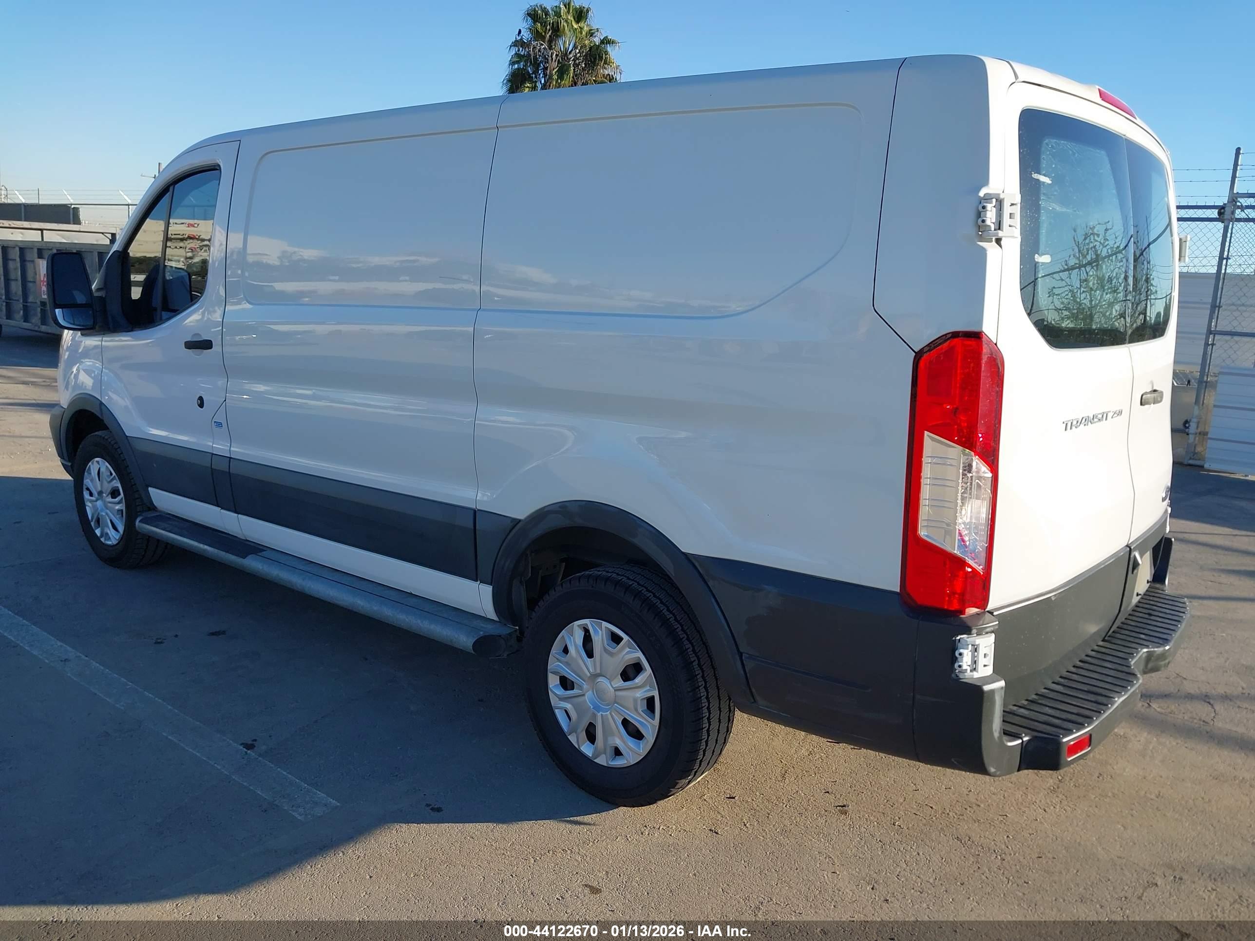 FORD TRANSIT-250 image 3