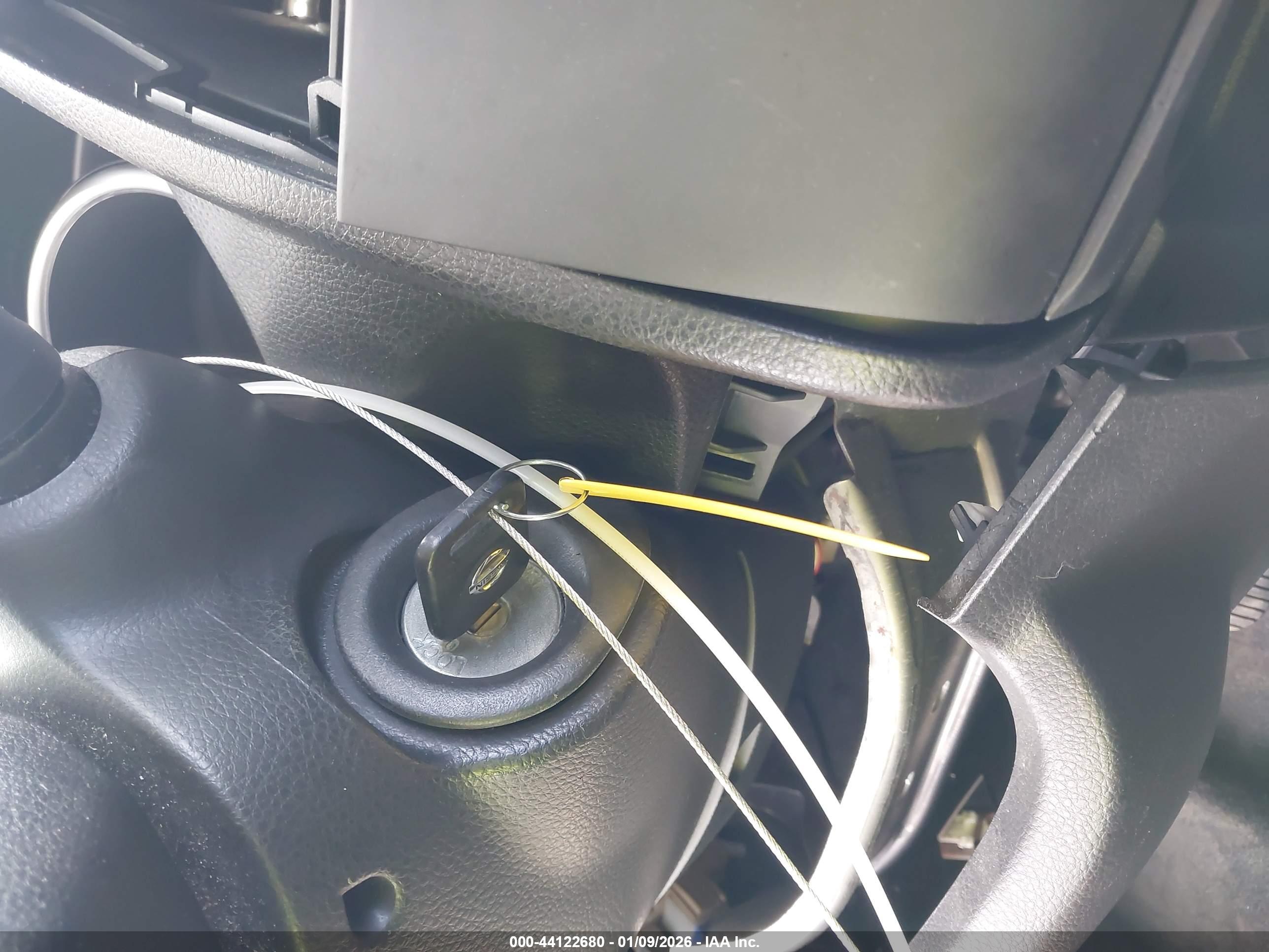 NISSAN VERSA image 11